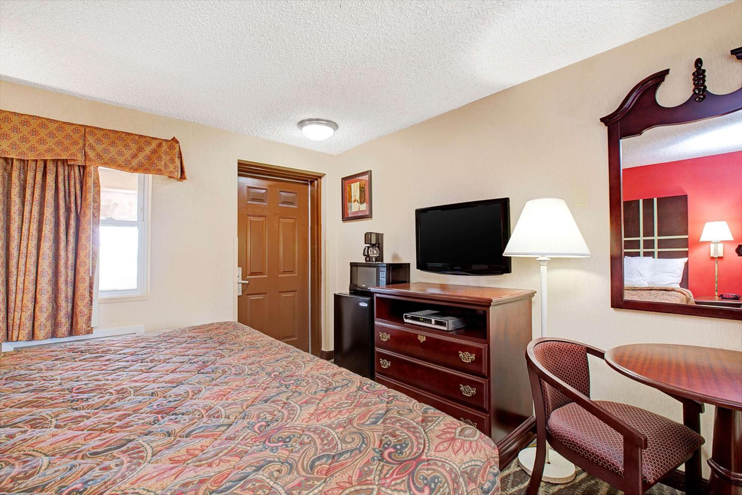 Queen Room - Non-Smoking - Photo 5