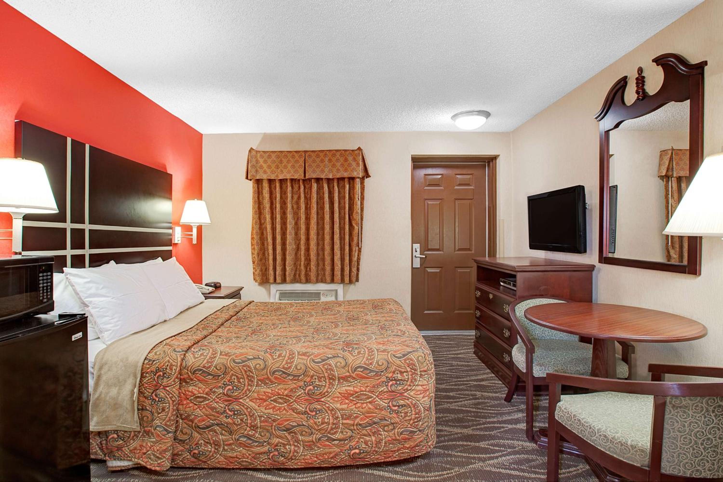 Deluxe King Room - Non-Smoking - Photo 4