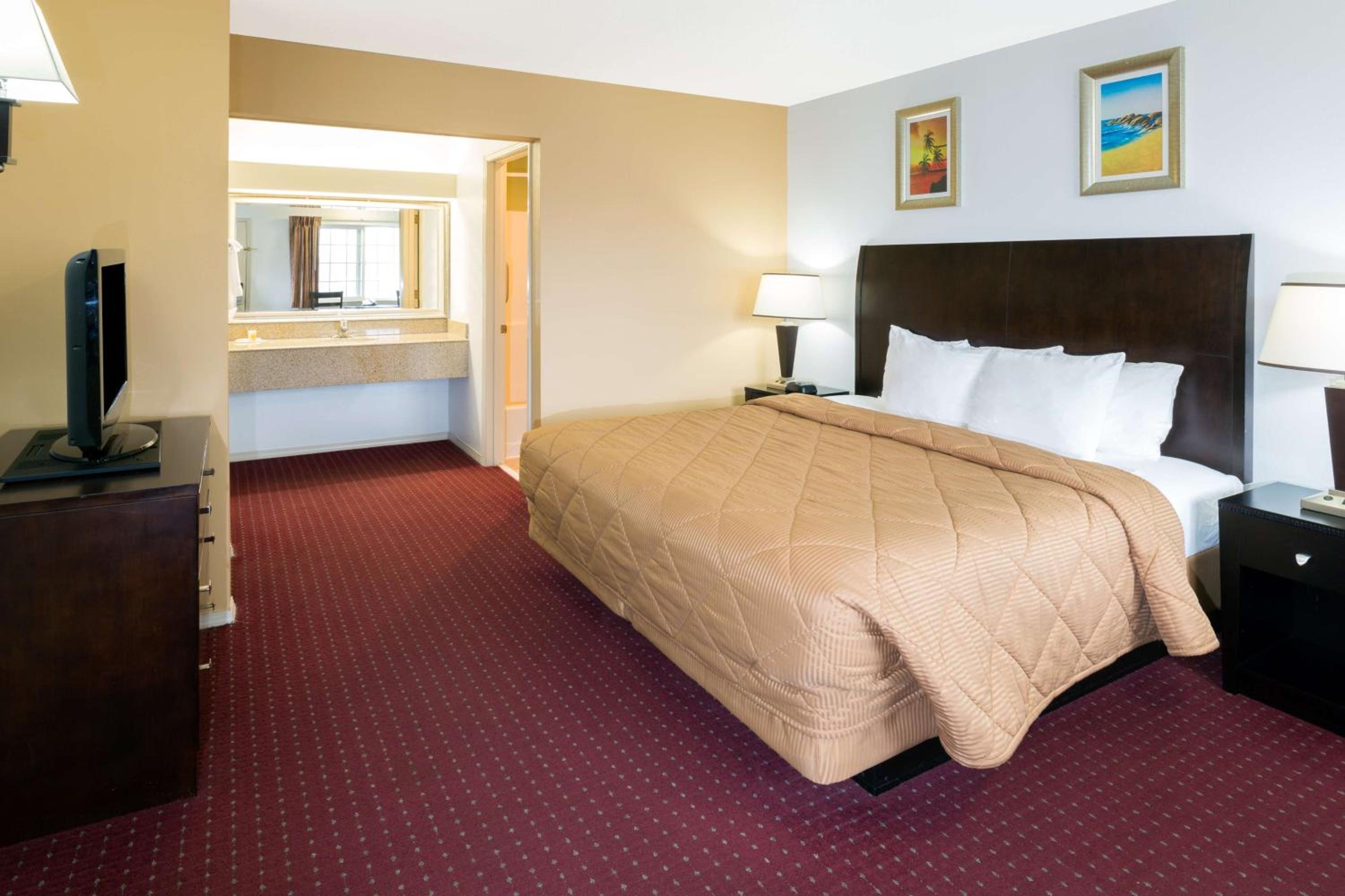 Queen Room - Disability Access - Non-Smoking - Photo 1