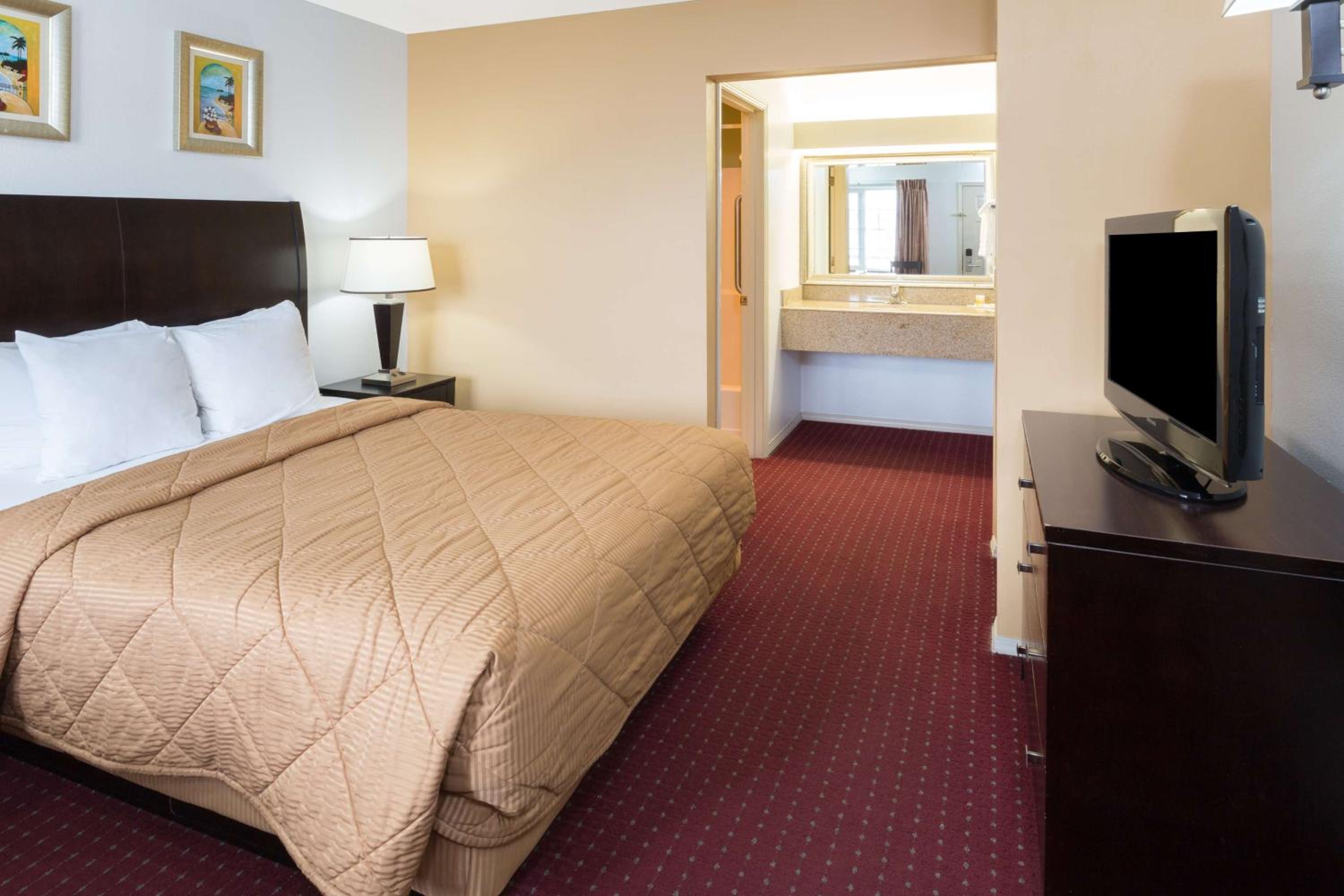 King Room - Non-Smoking - Photo 1