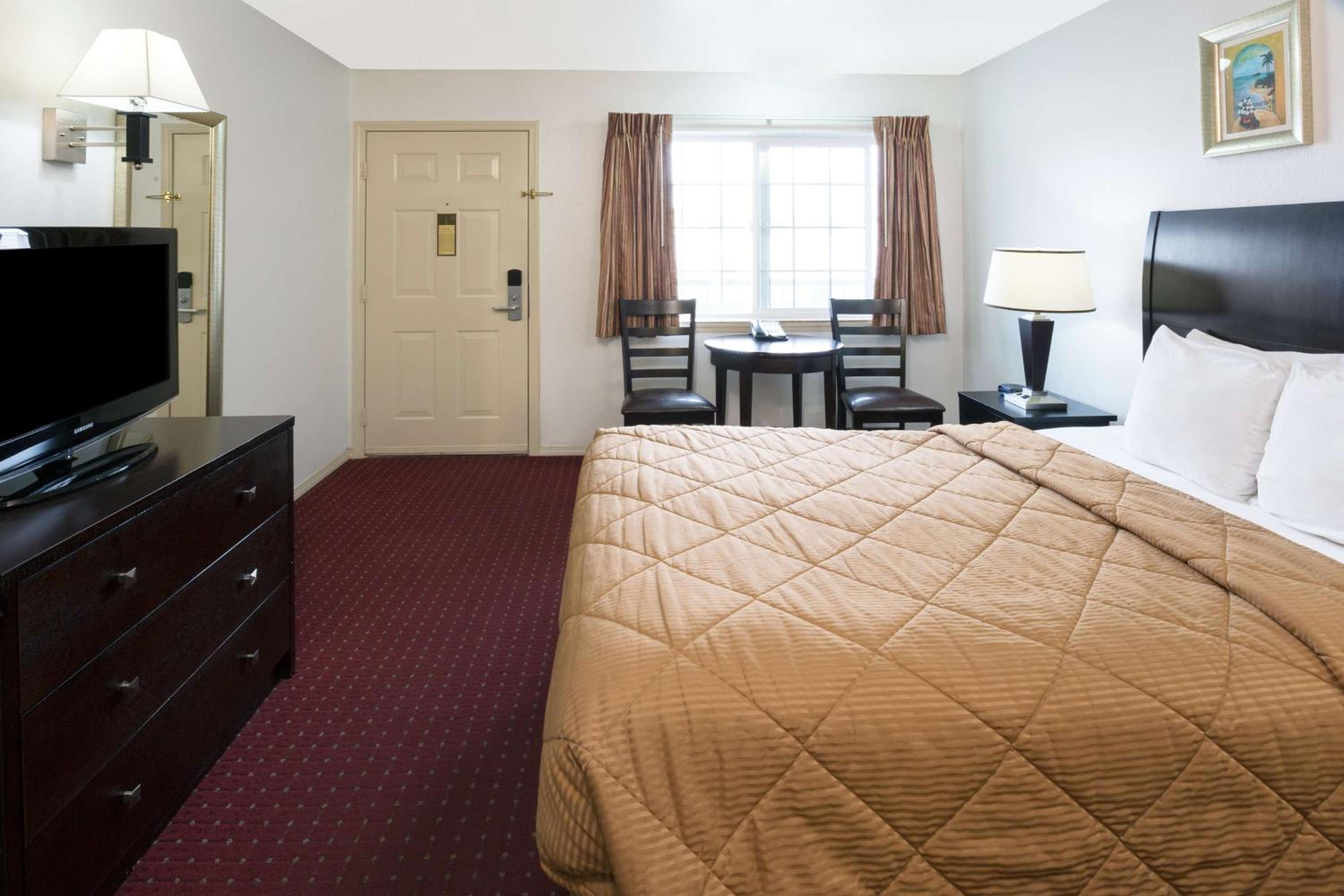King Room - Non-Smoking - Photo 4