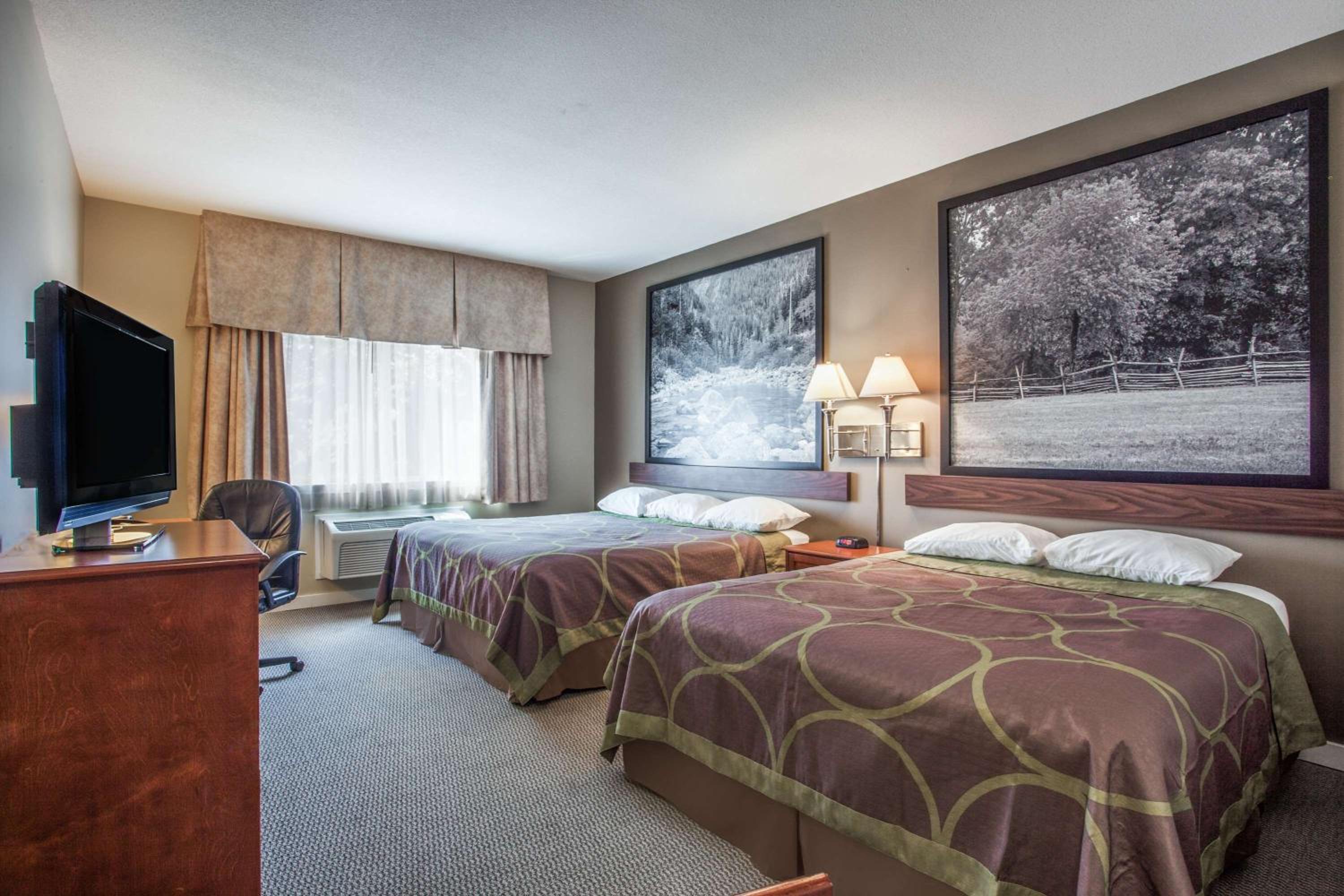 Queen Room with Two Queen Beds - Non-Smoking - Photo 2