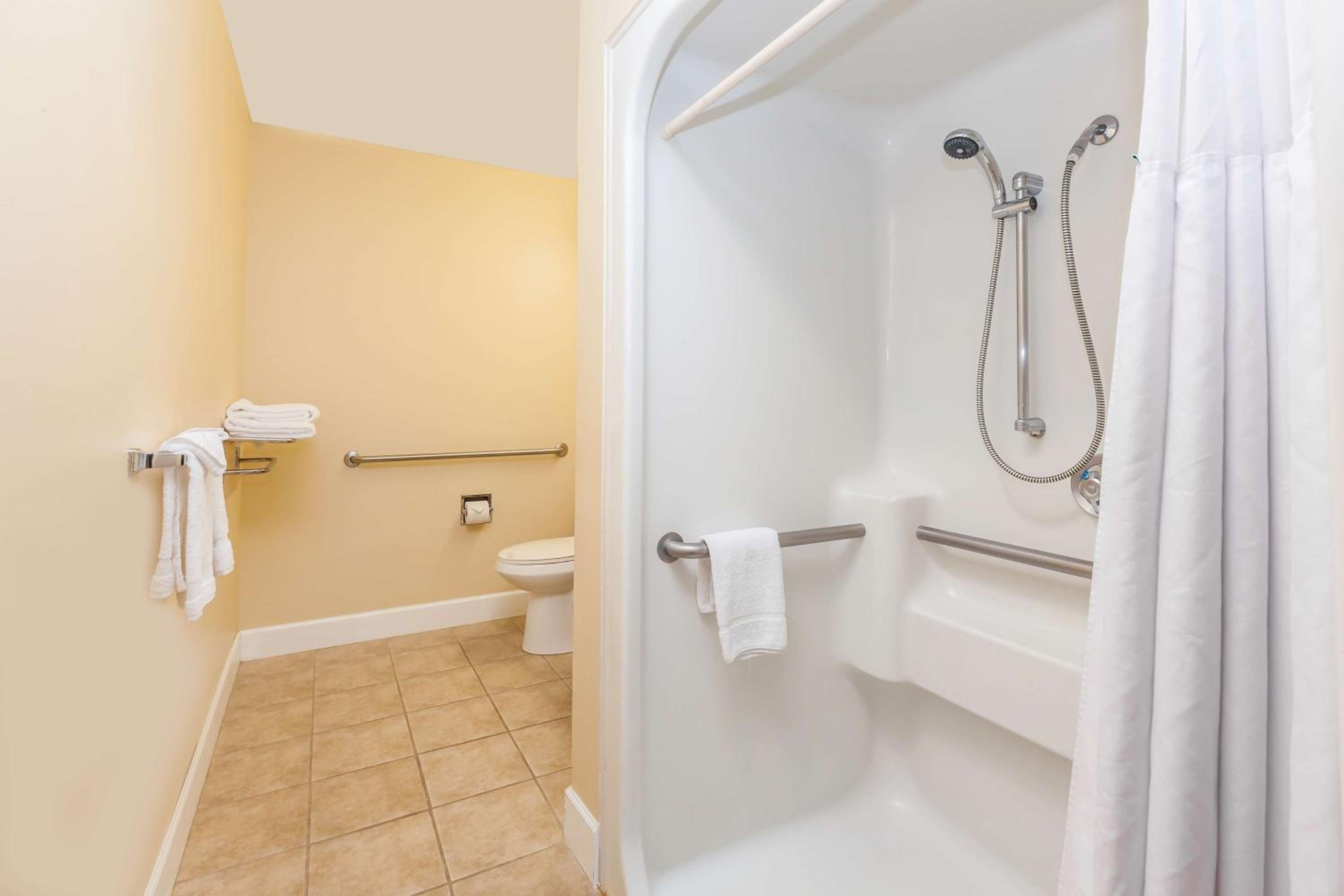 Queen Room with Two Queen Beds - Mobility Access/Non-Smoking photo 3