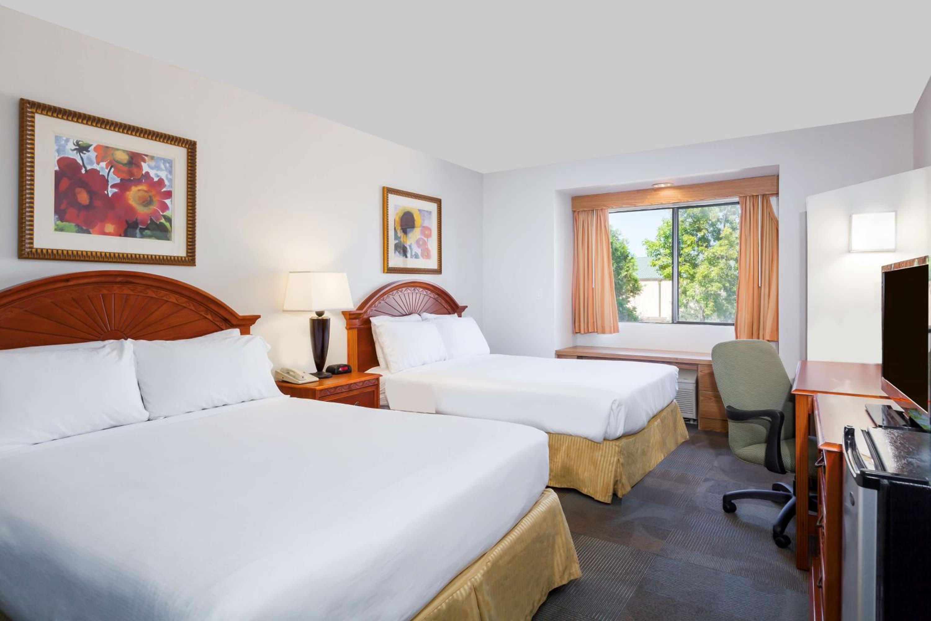 Queen Room with Two Queen Beds - Non-Smoking photo 2