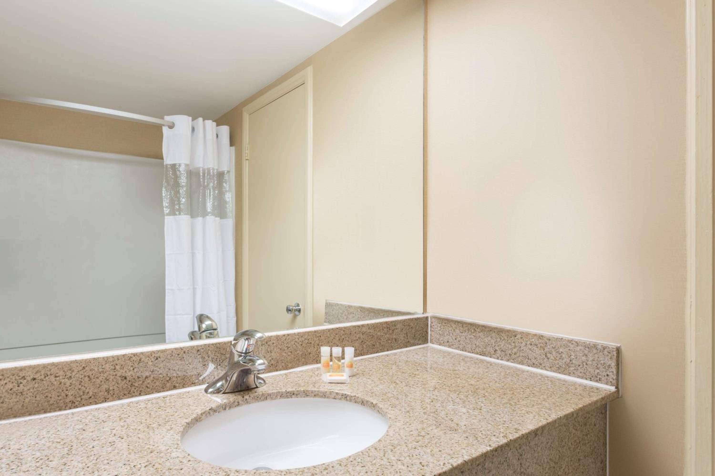 Queen Room - Non-Smoking - Photo 2