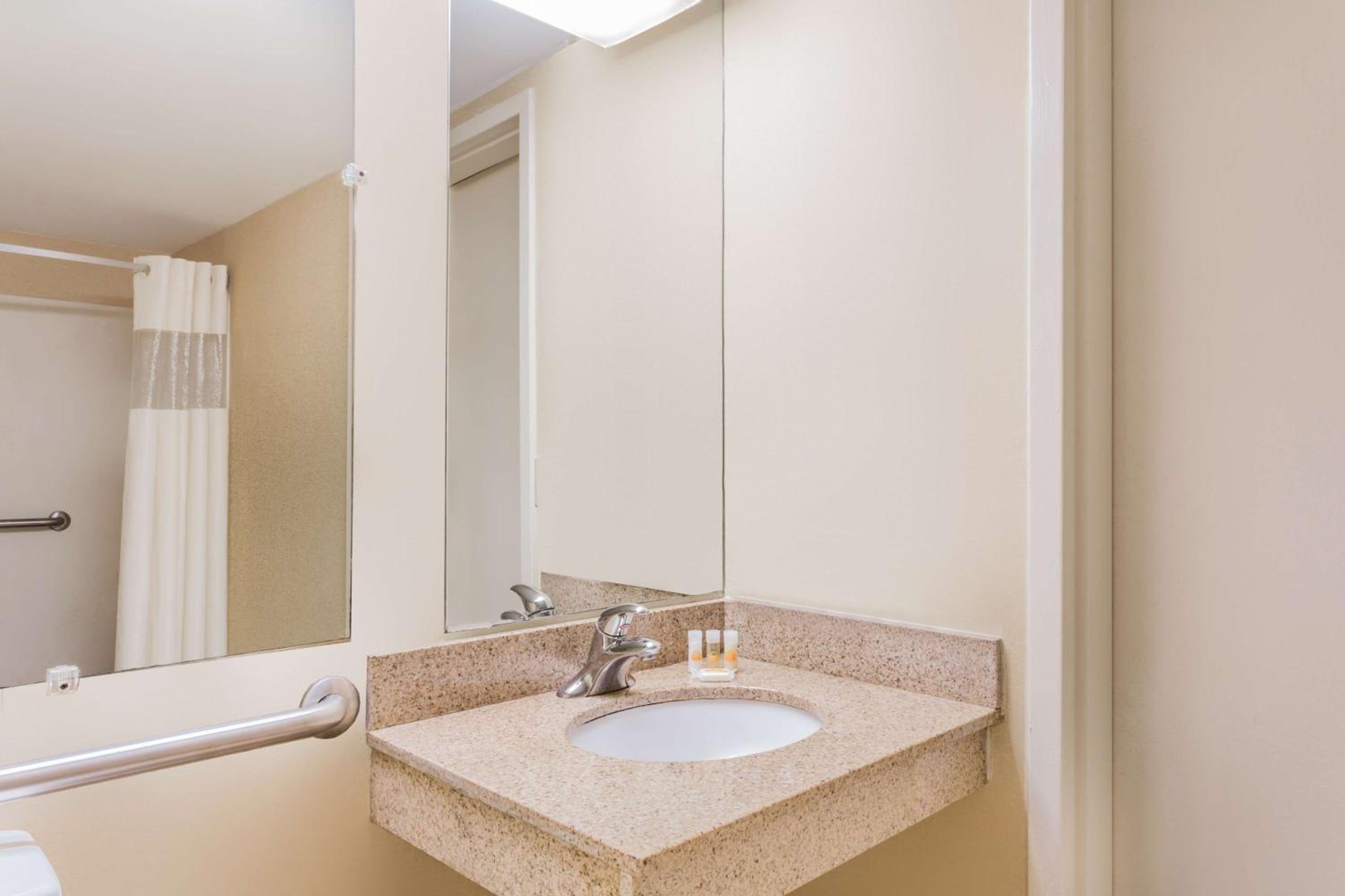 Double Room - Disability Access/Non-Smoking - Photo 2