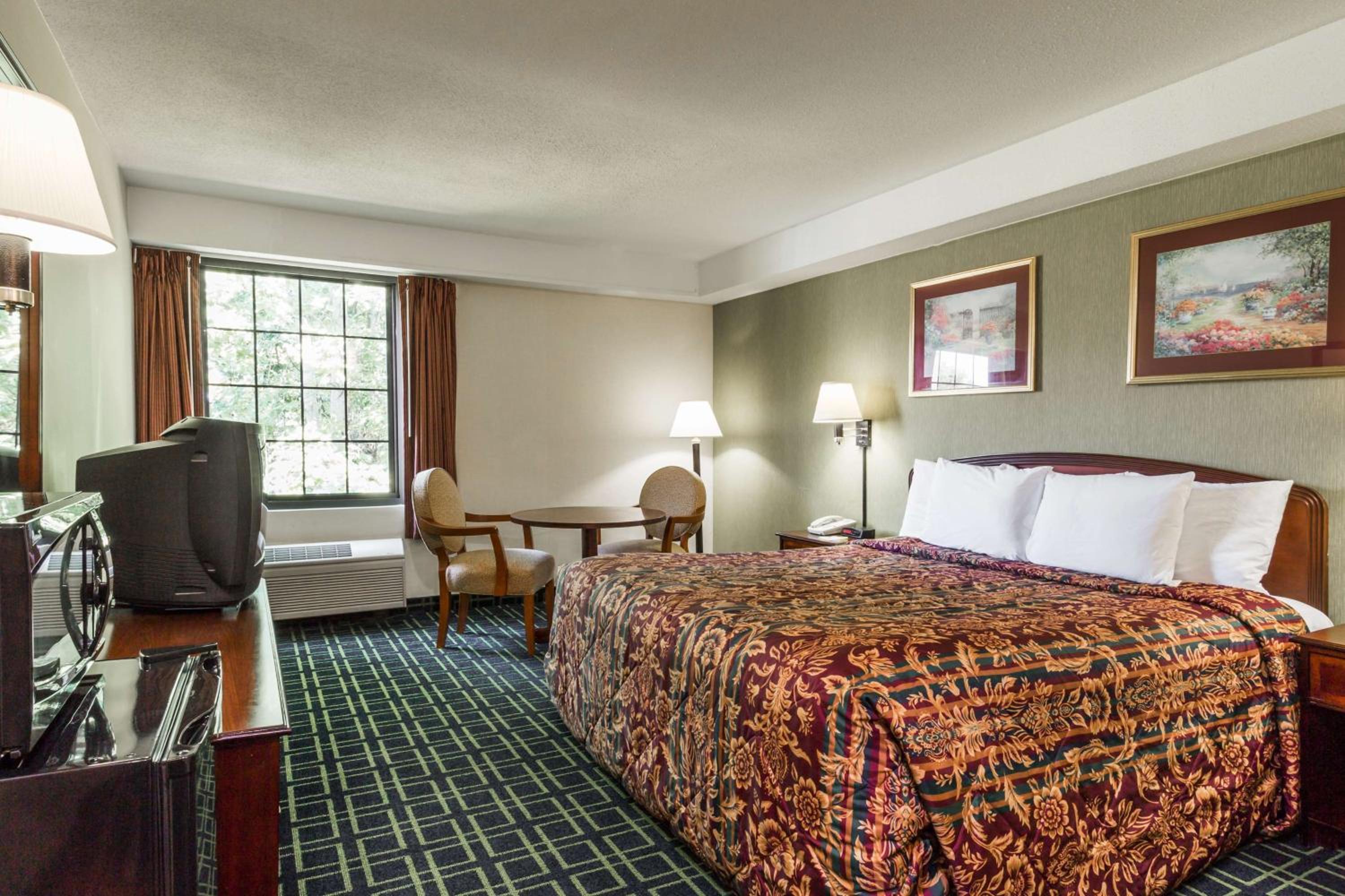 King Room - Non-Smoking - Photo 5