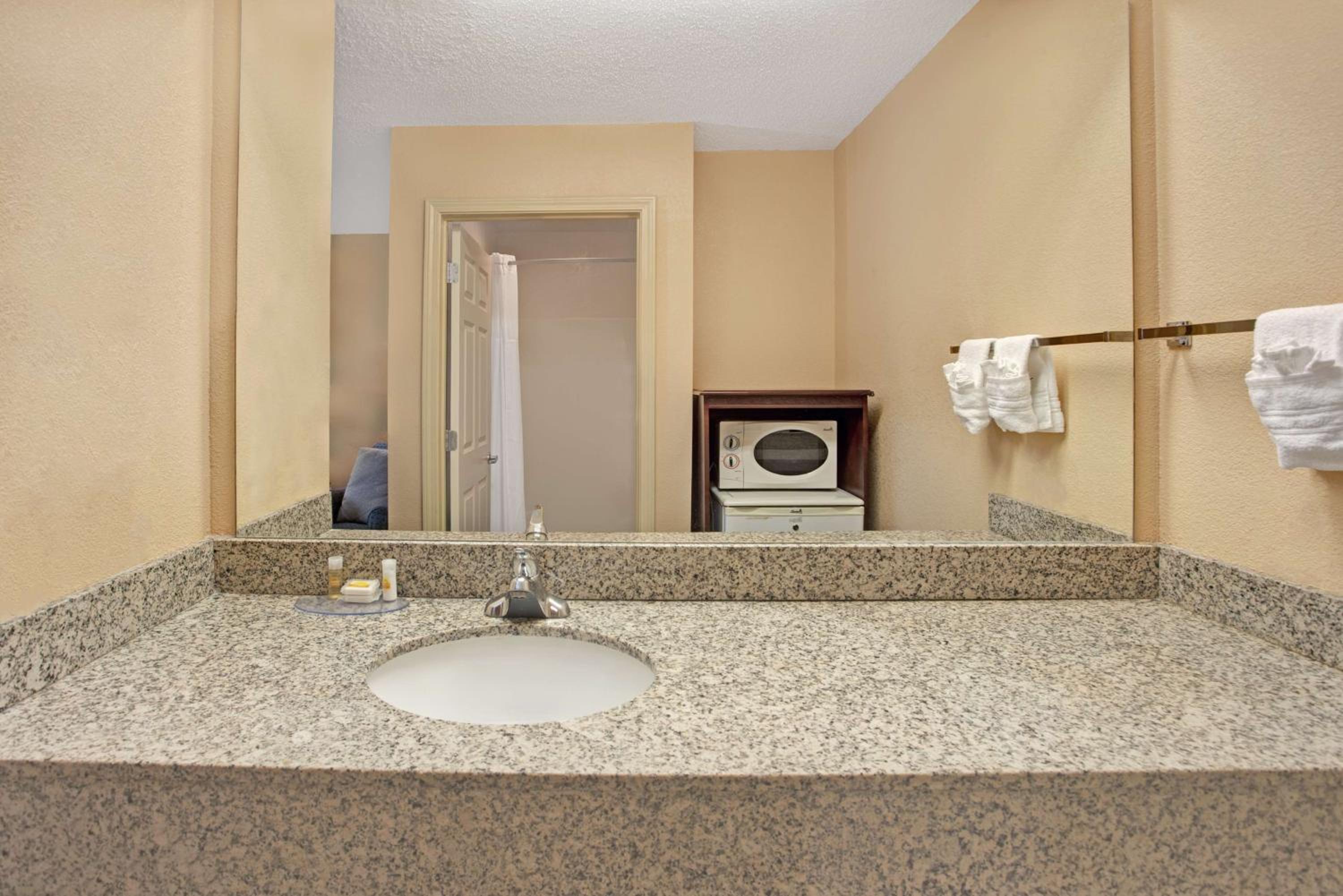 King Room - Non-Smoking - Photo 2