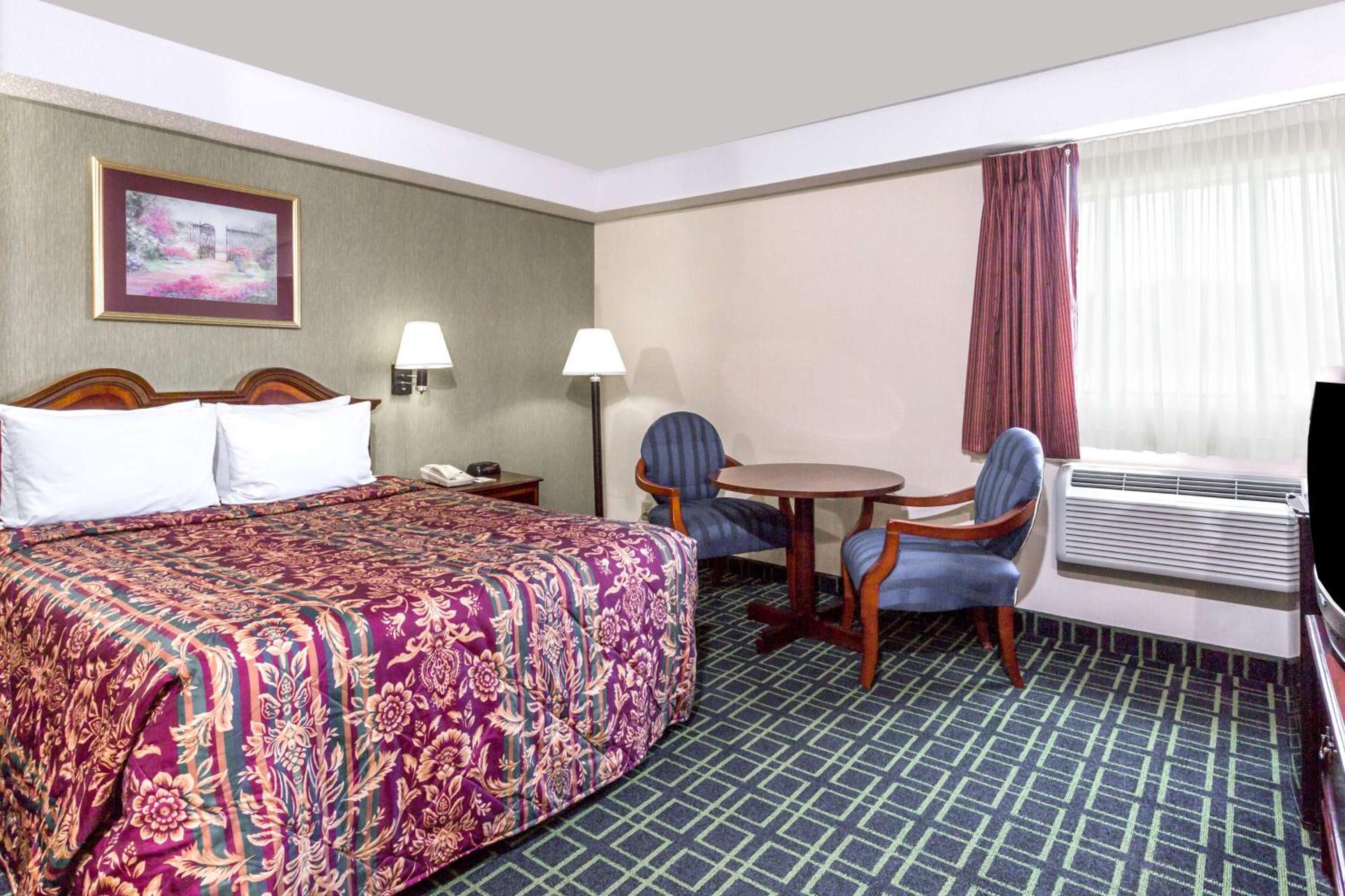 Queen Room - Non-Smoking - Photo 1