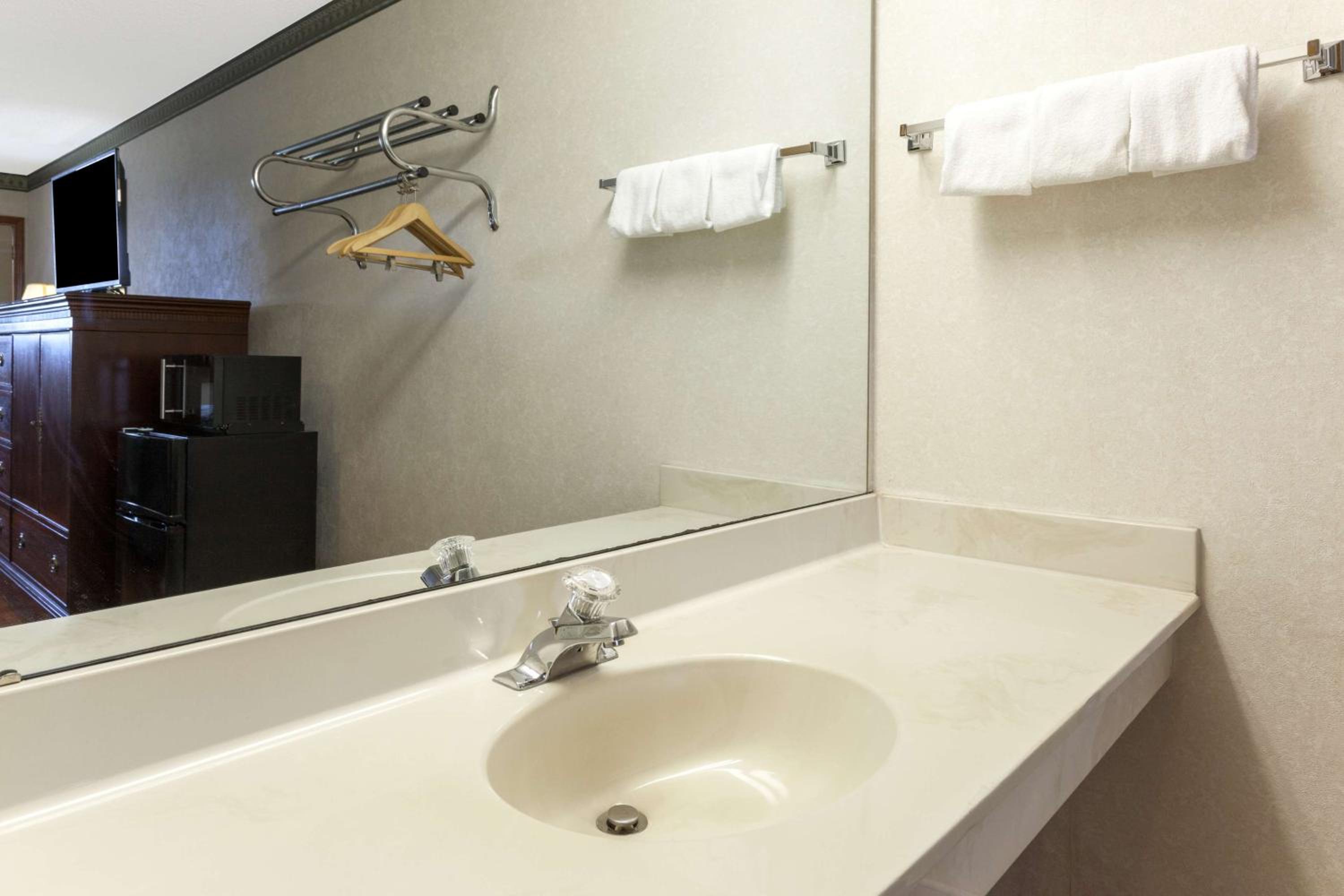 King Room - Non-Smoking - Photo 10