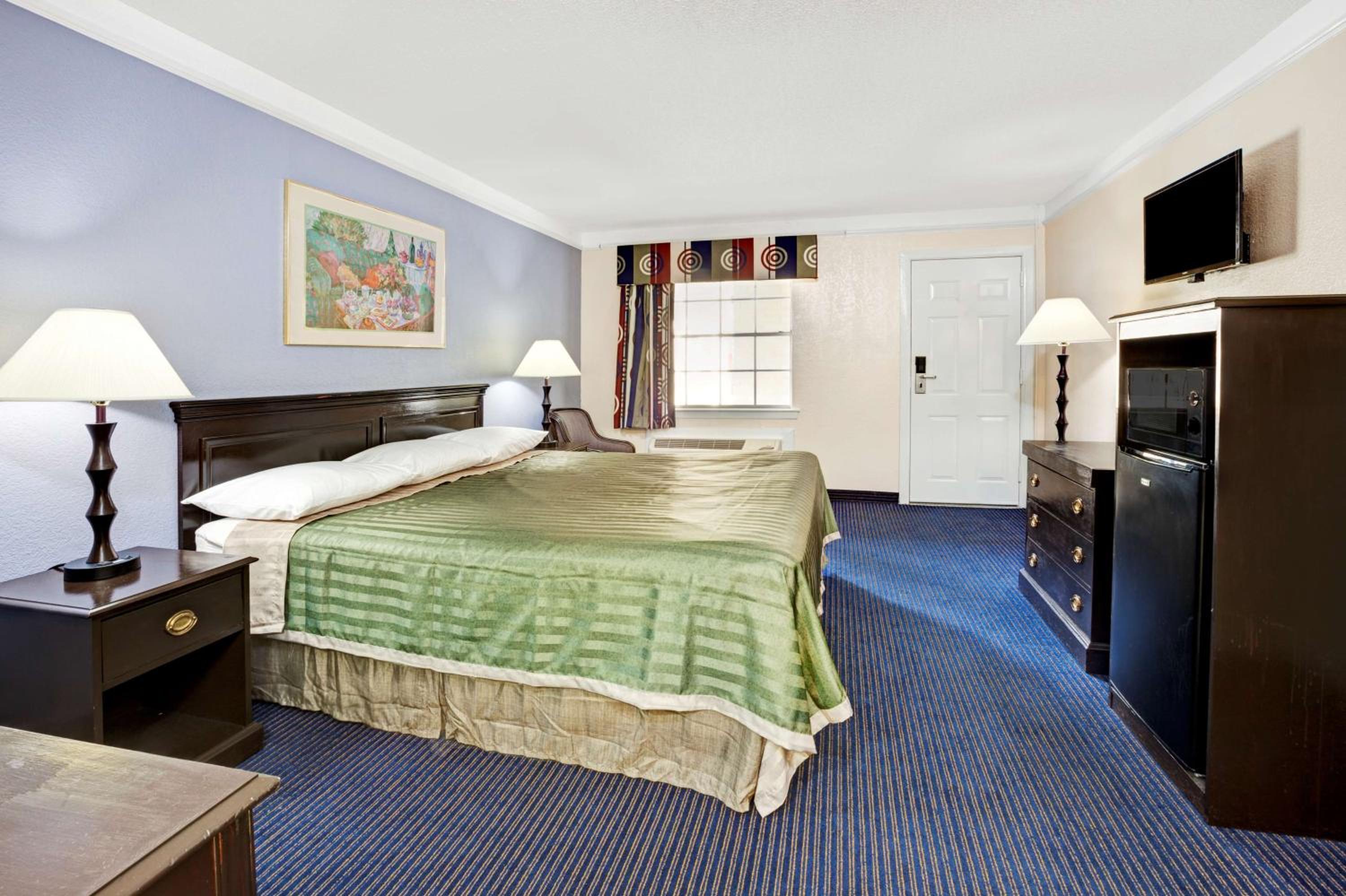 King Room - Non-Smoking - Photo 2