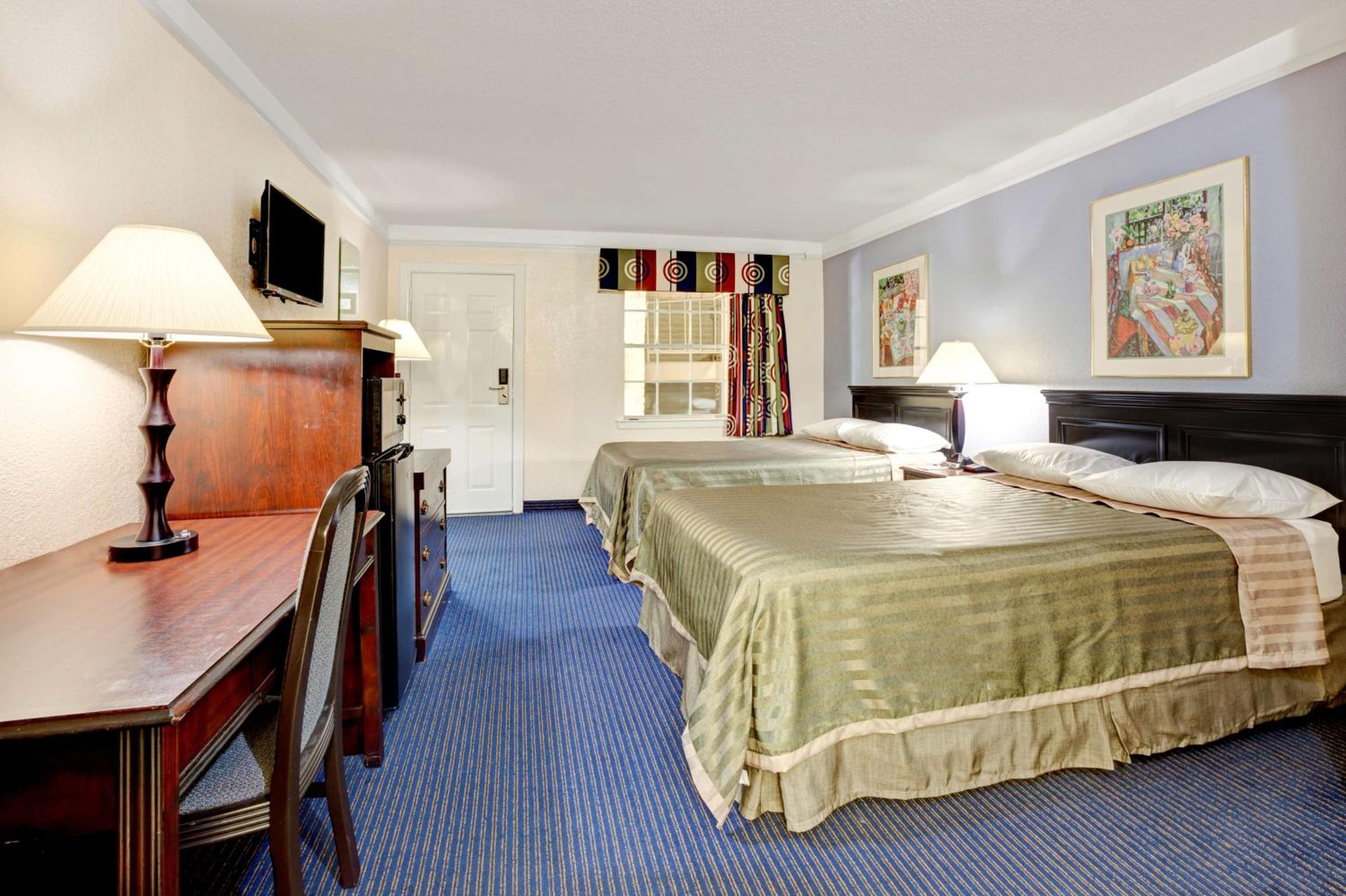 Double Room with Two Double Beds - Smoking - Photo 1