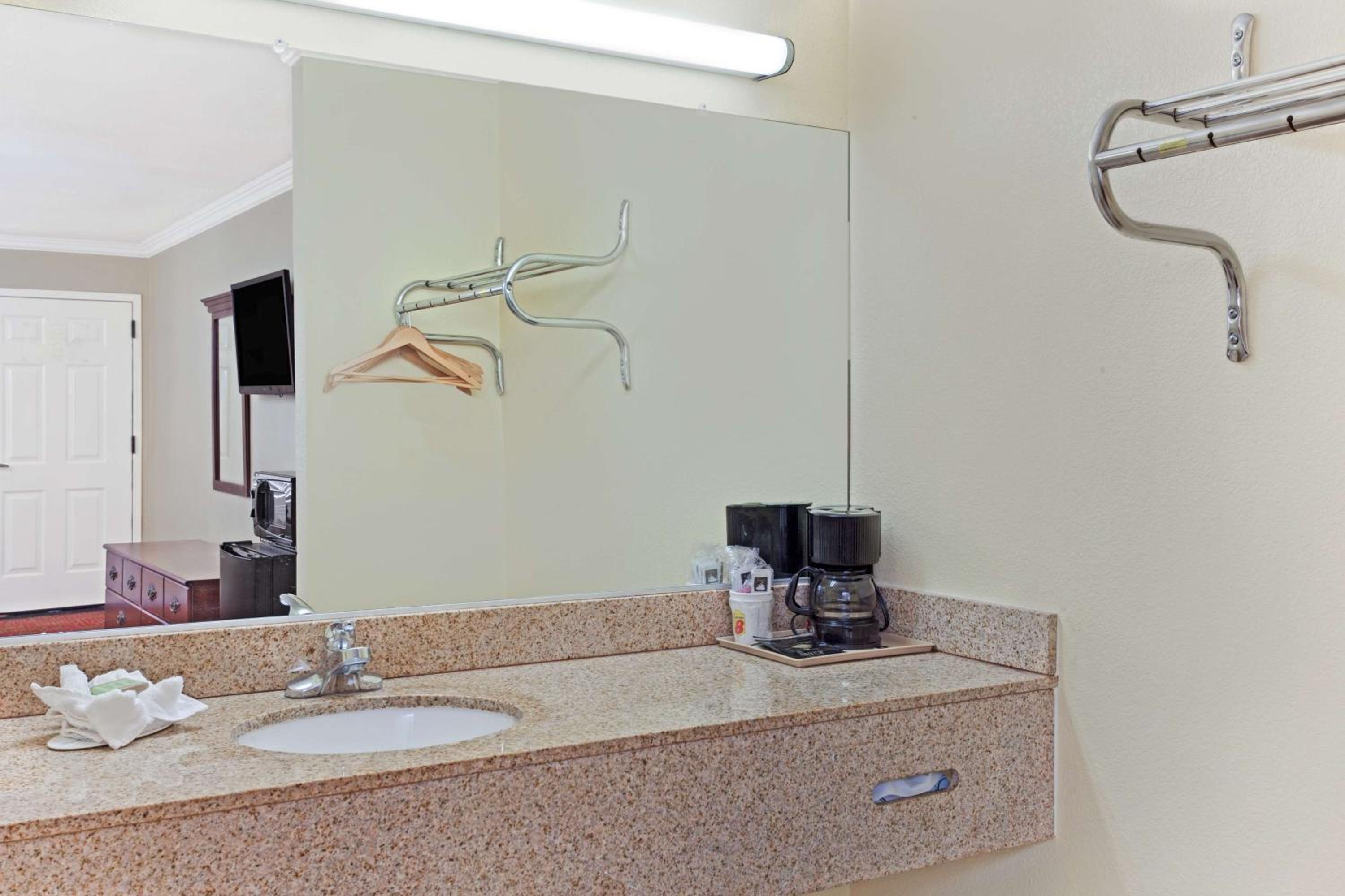King Room - Non-Smoking - Photo 1