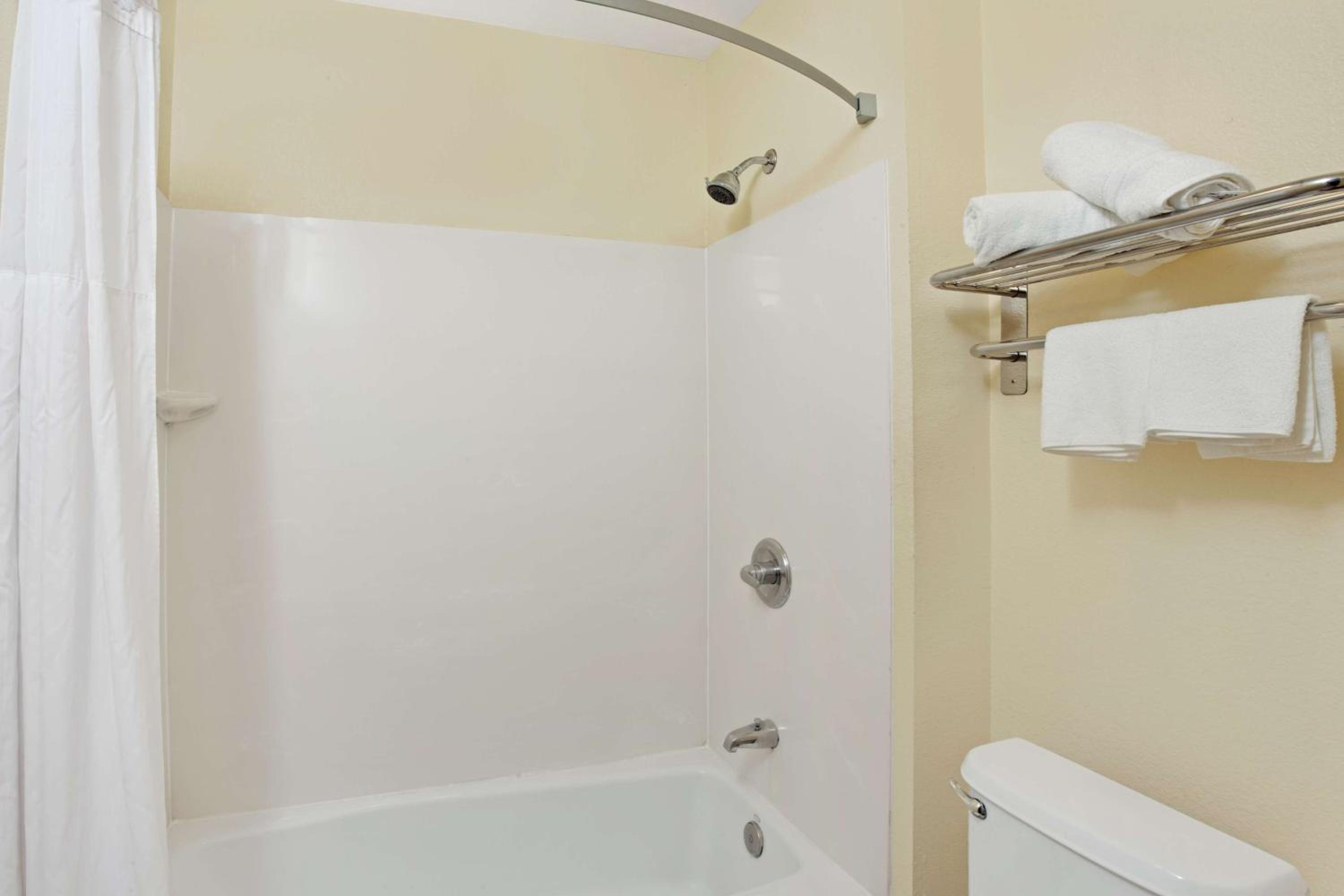 King Room - Non-Smoking - Photo 3