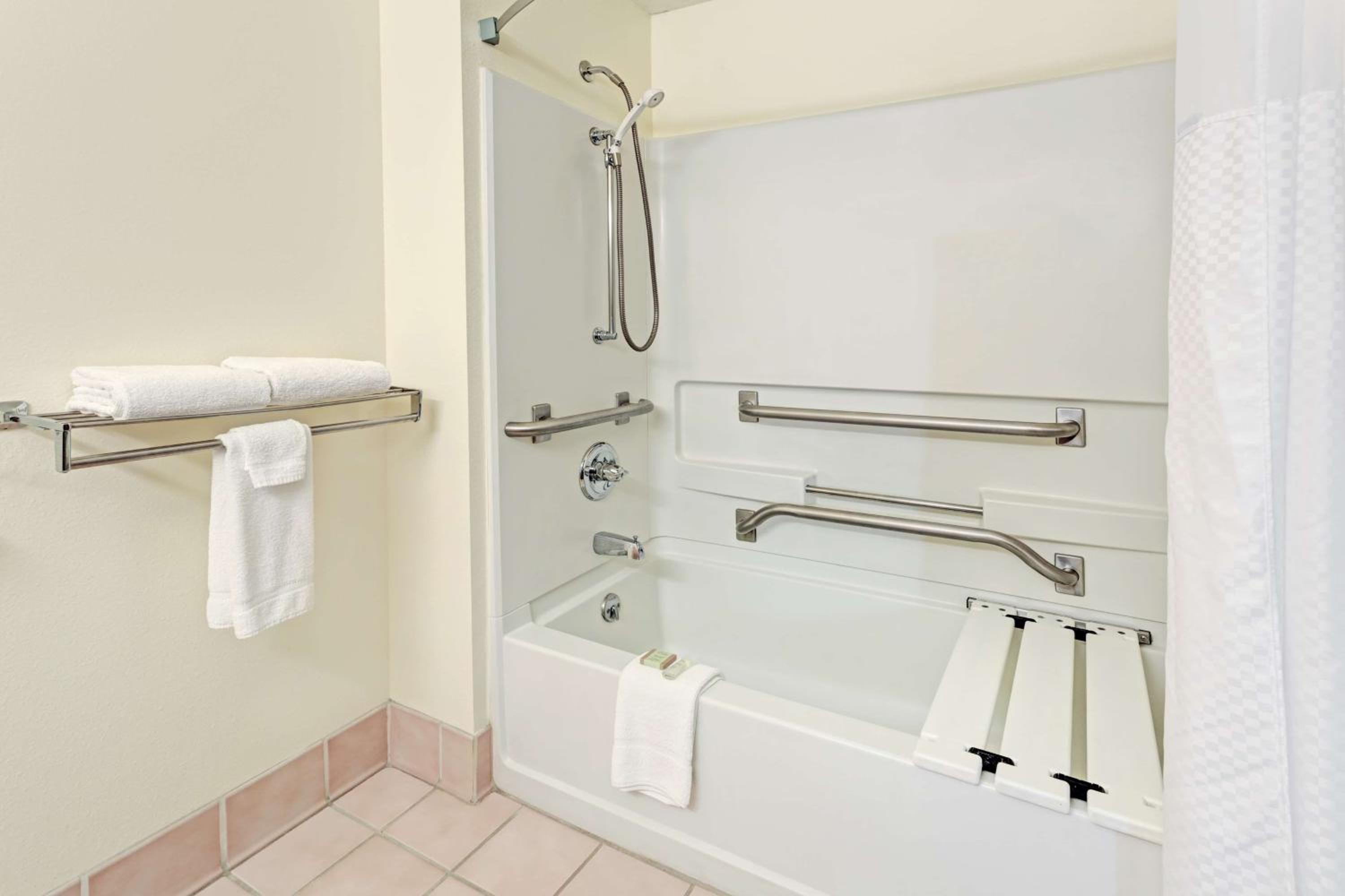 Queen Room - Mobility Access/Non-Smoking - Photo 10