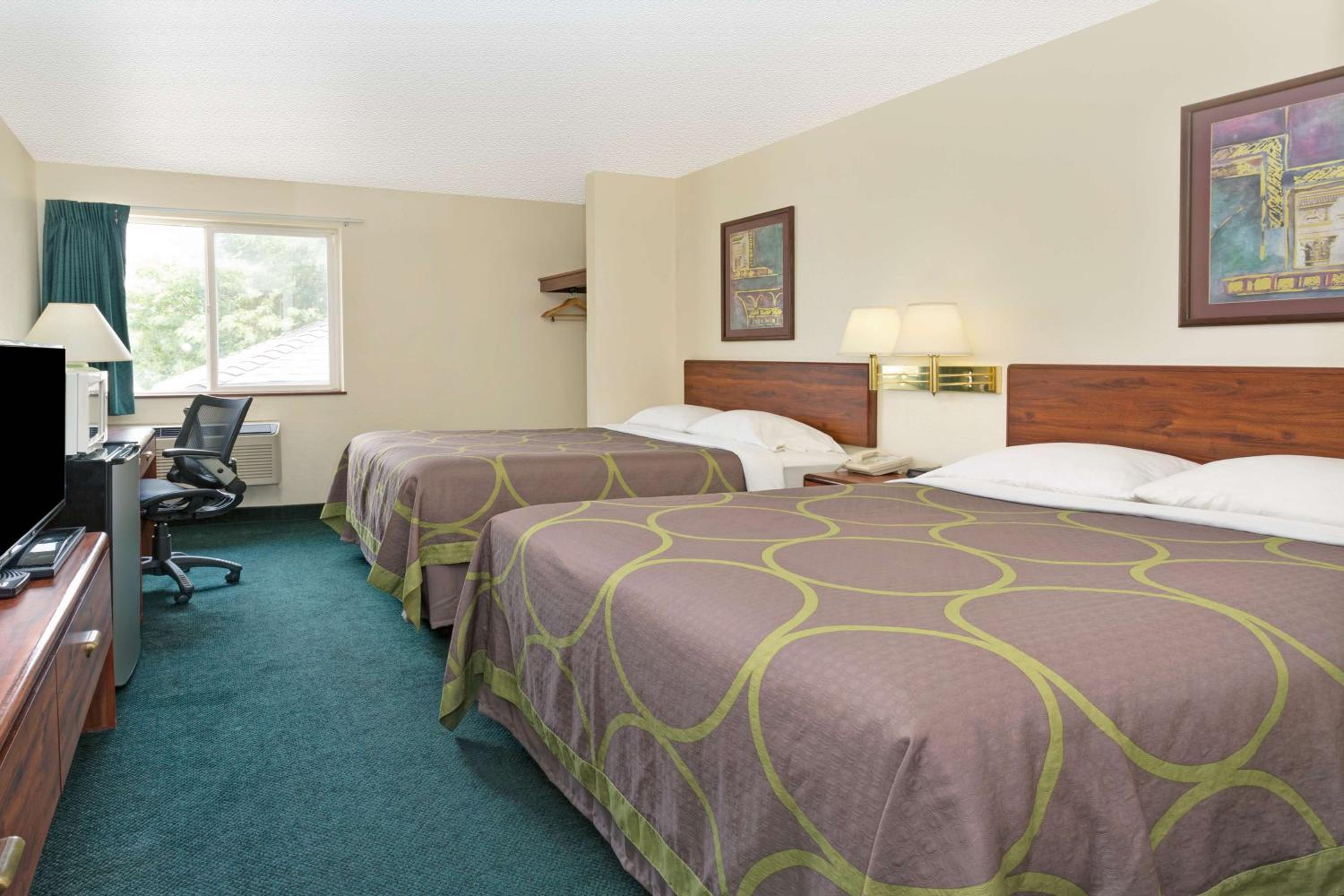Queen Room with Two Queen Beds - Non-Smoking - Photo 5