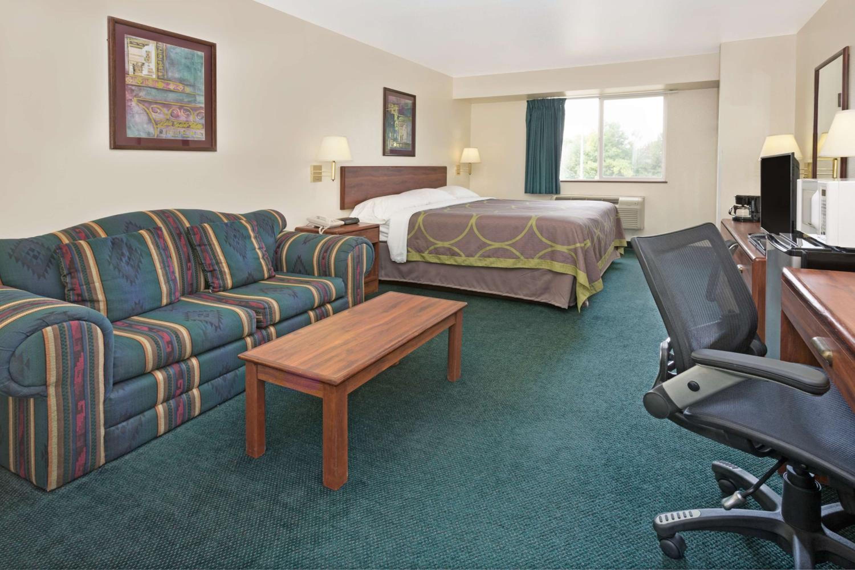 Deluxe King Room - Non-Smoking photo 3