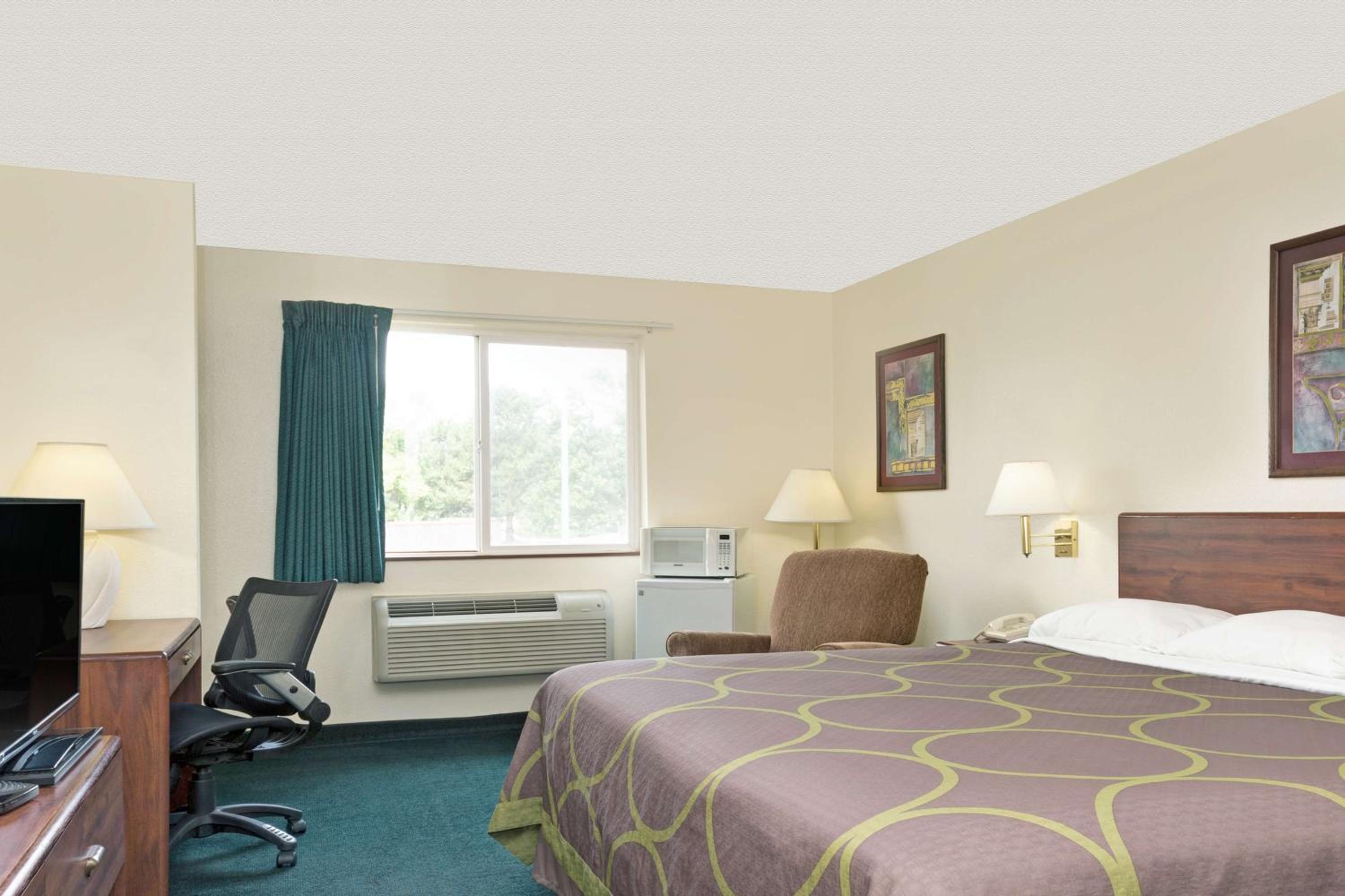 King Room - Non-Smoking - Photo 4