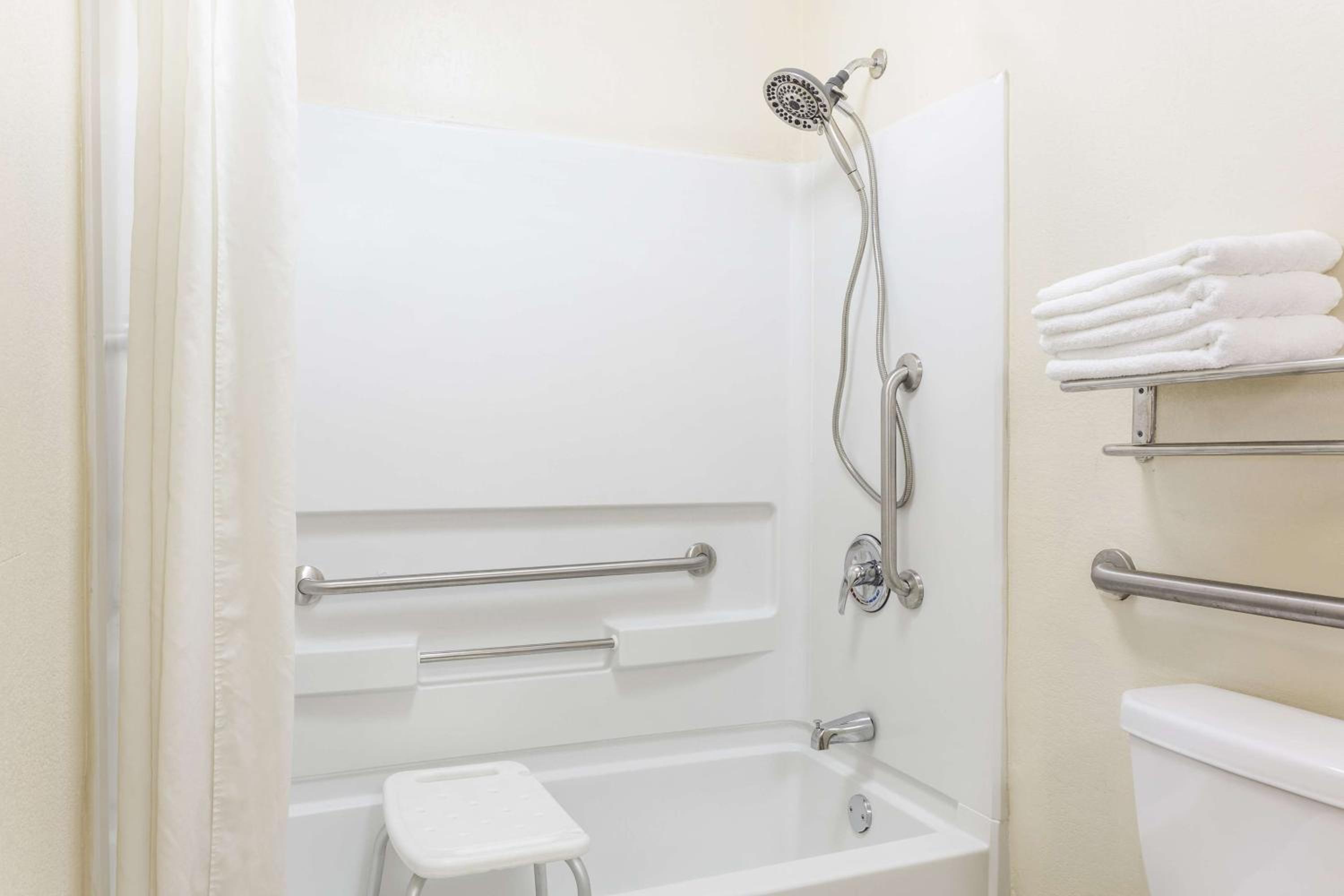 Quadruple Room - Disability Access - Roll in Shower - Photo 5