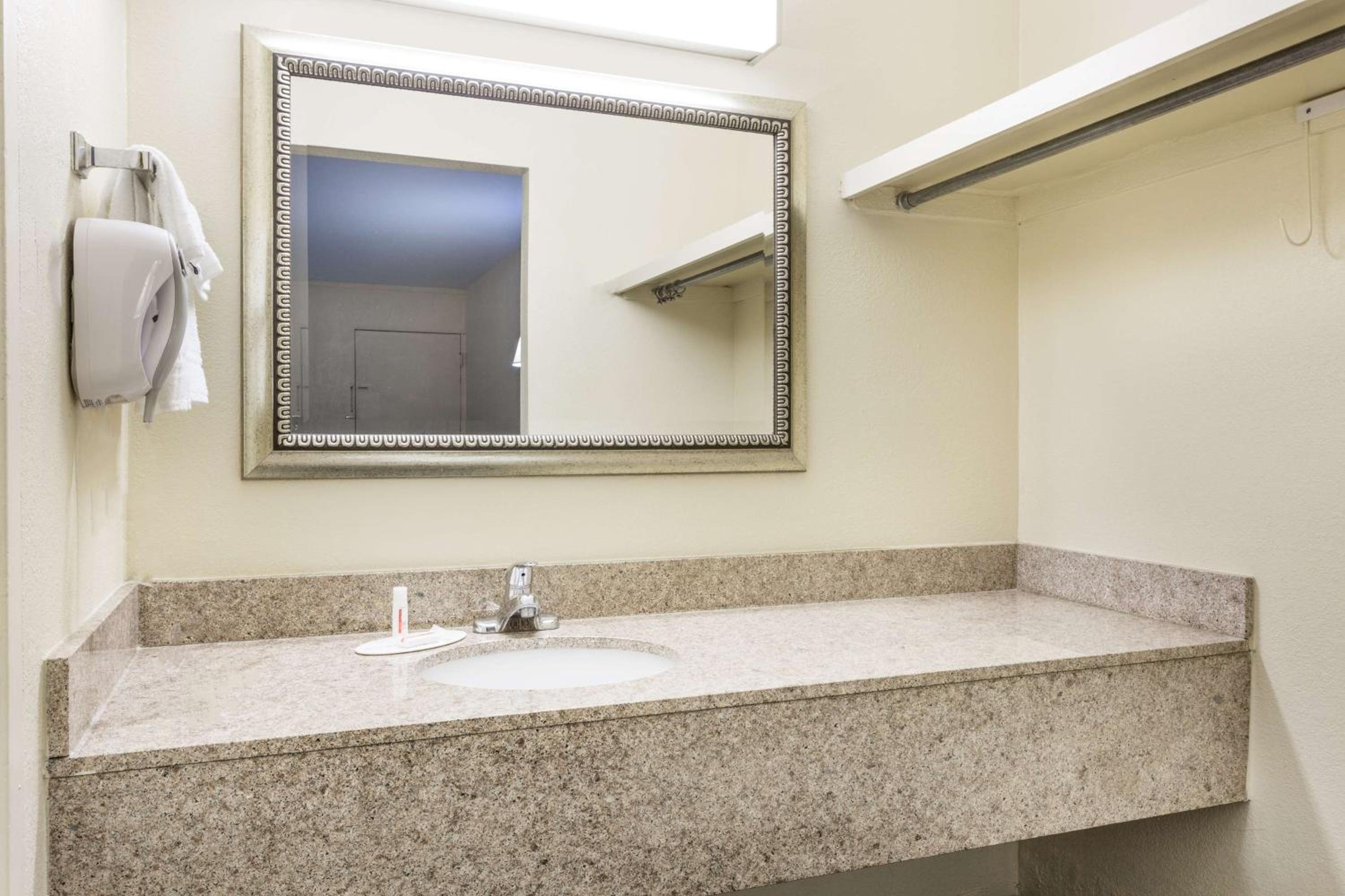 Quadruple Room - Non-Smoking - Photo 10