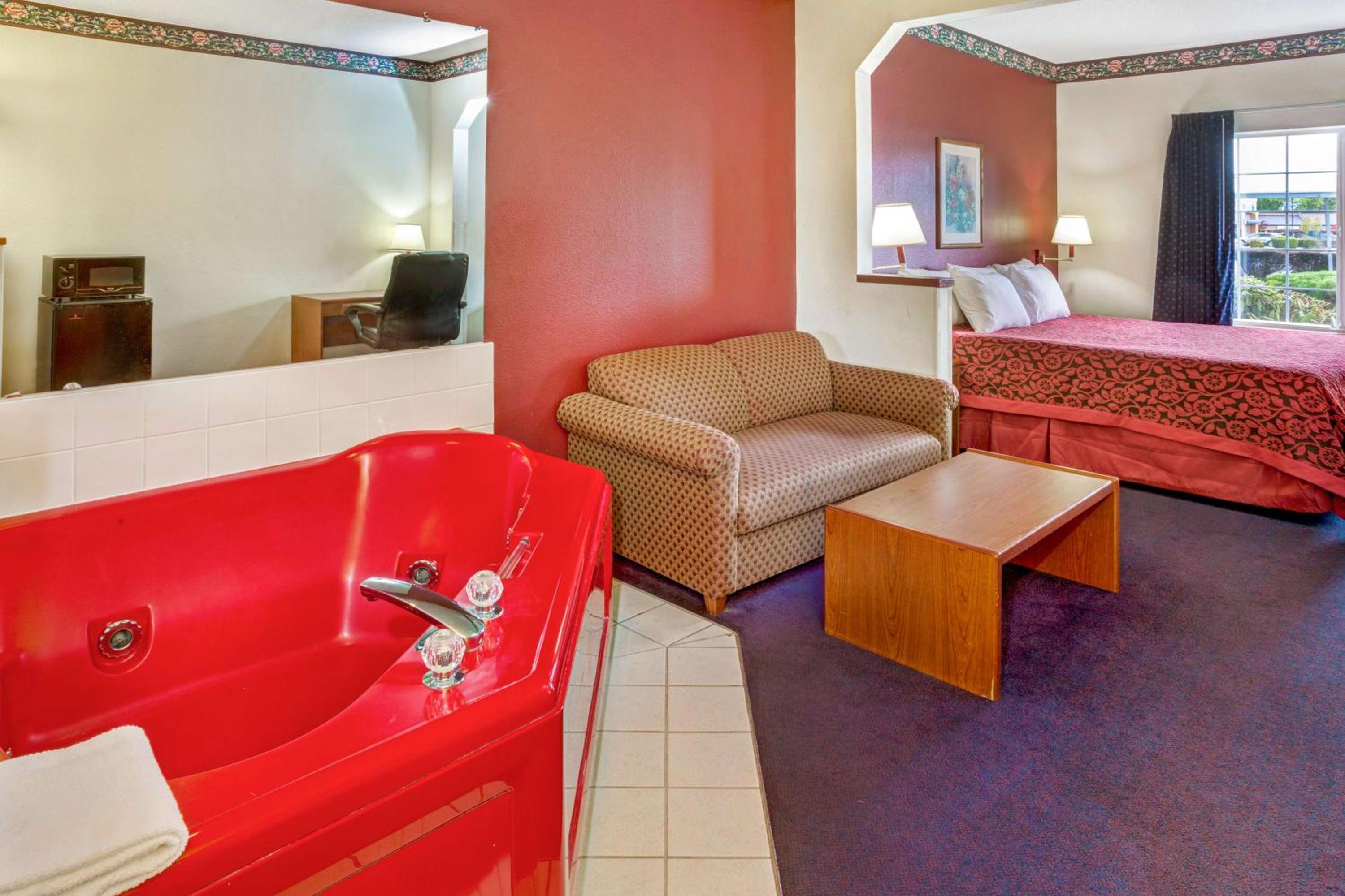 King Suite - Non-Smoking - Photo 4