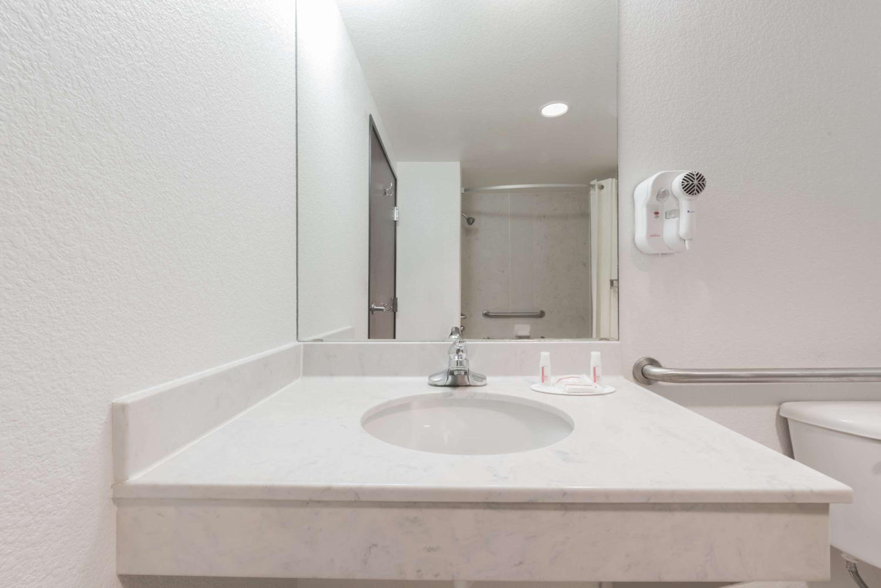 King Room with Roll-In Shower - Mobility/Hearing Accessible - Non-Smoking - Photo 1