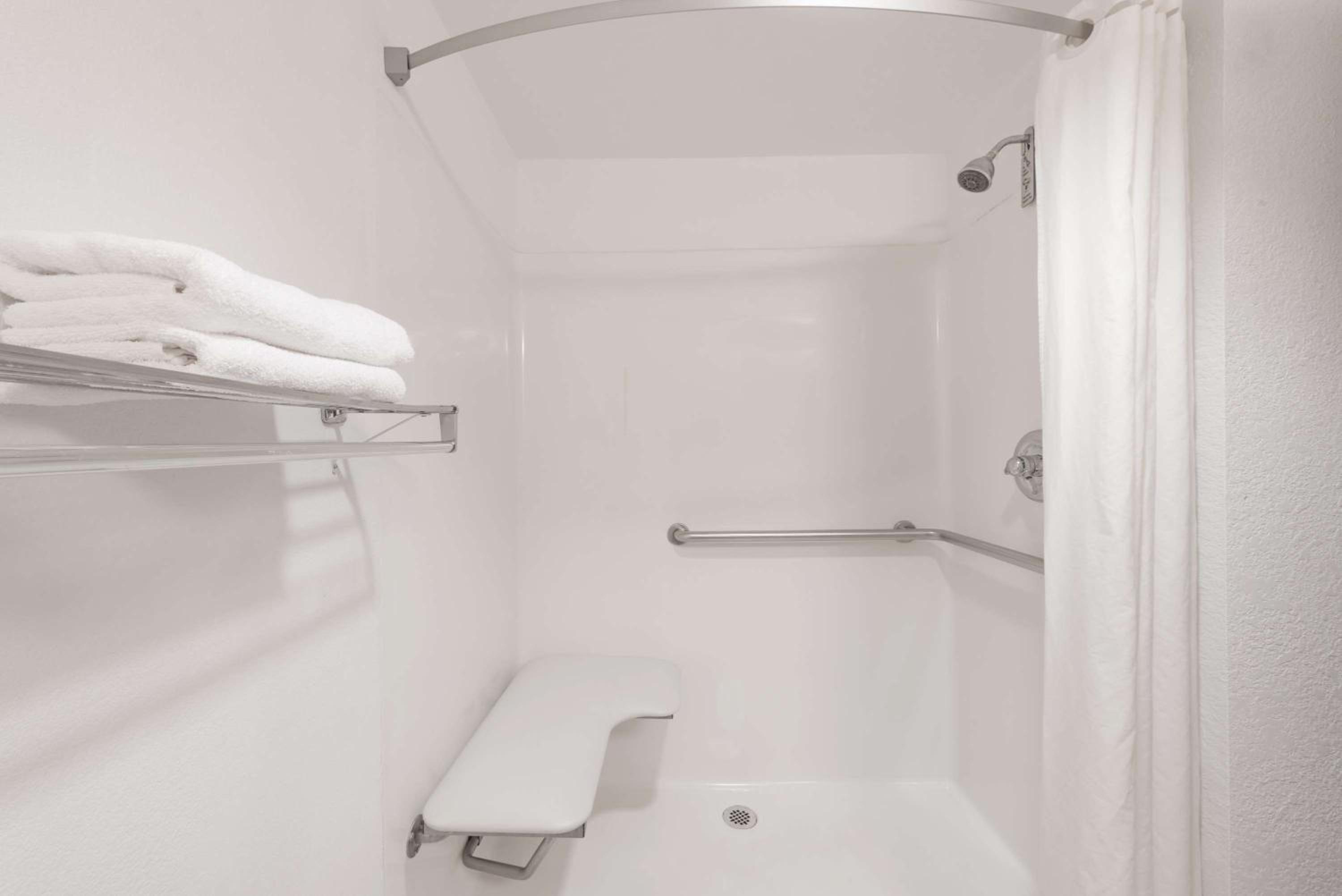 King Room with Roll-In Shower - Mobility/Hearing Accessible - Non-Smoking - Photo 2