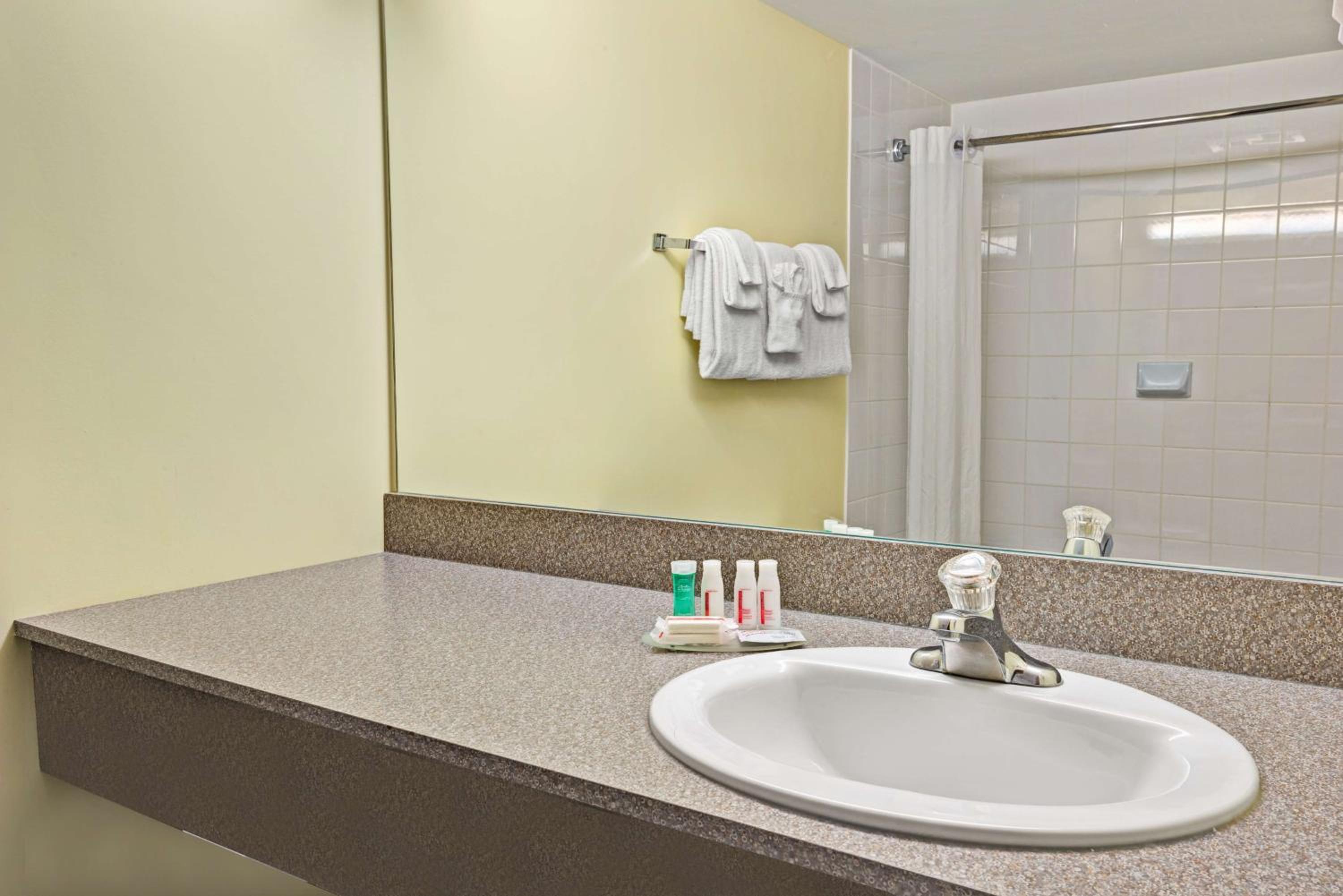Deluxe Queen Suite with Spa Bath- Non-Smoking photo 2