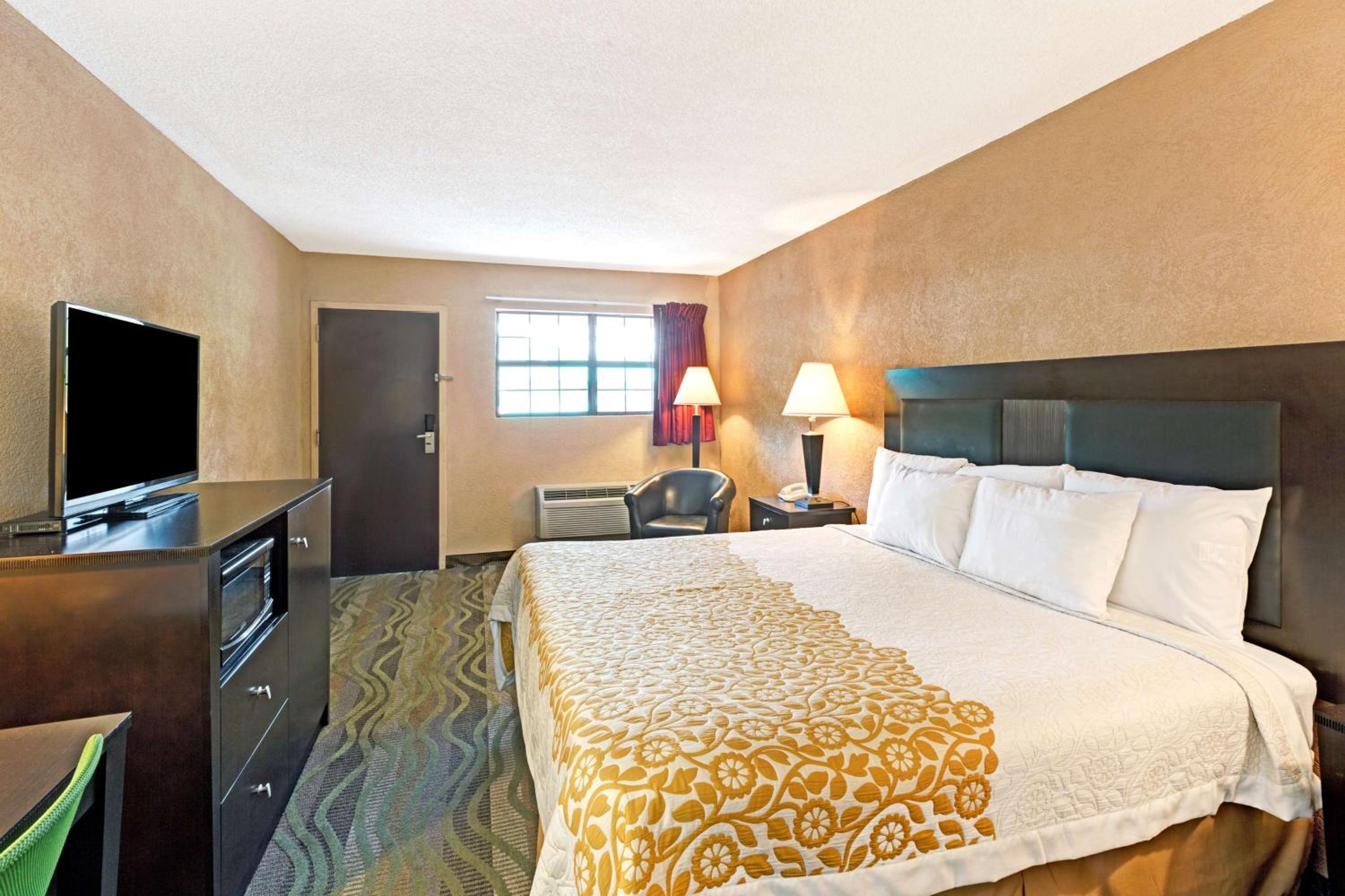 King Room - Non-Smoking photo 2
