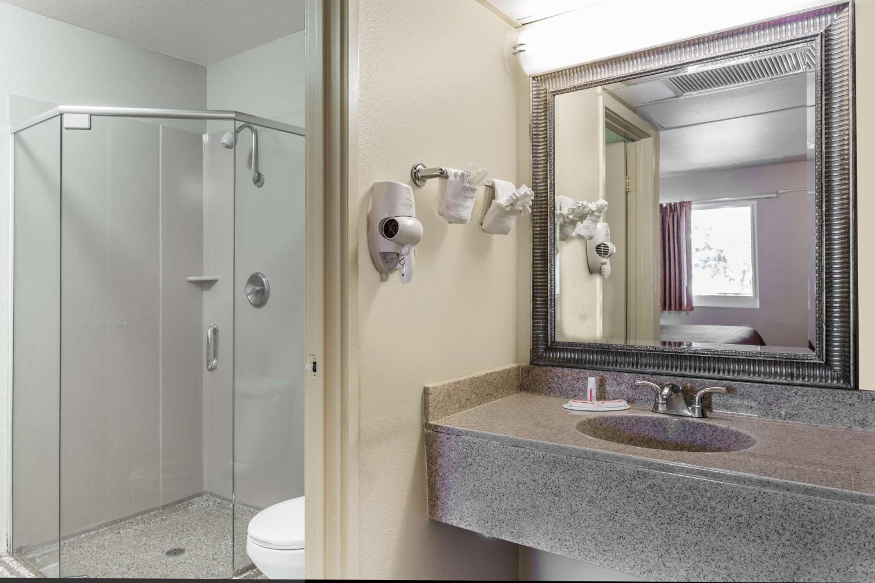 King Room with Roll-in Shower - Disability Access - Non-Smoking - Photo 3