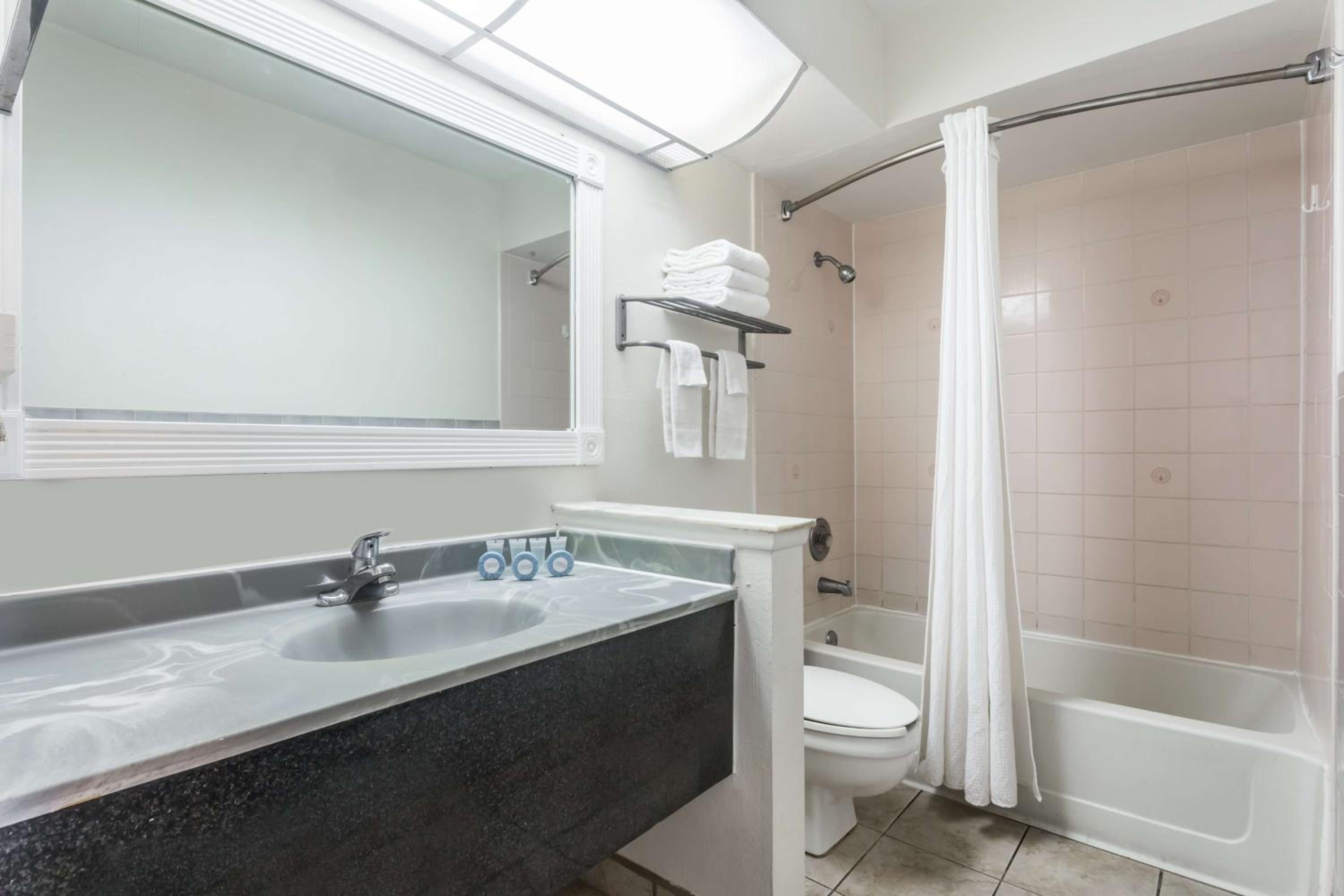 One-Bedroom King Suite with Pool View - Non-Smoking - Photo 8