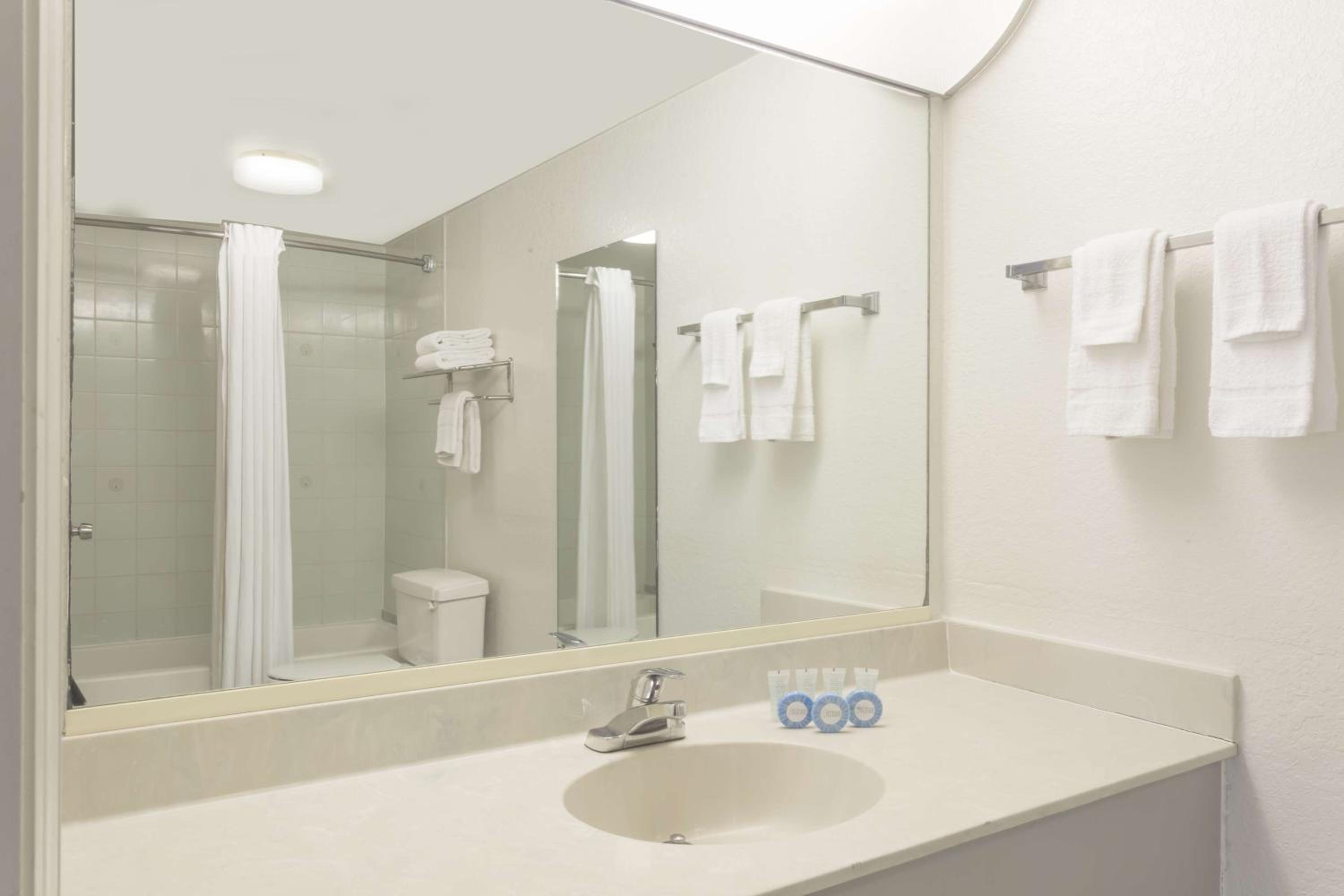 King Room - Non-Smoking - Photo 7