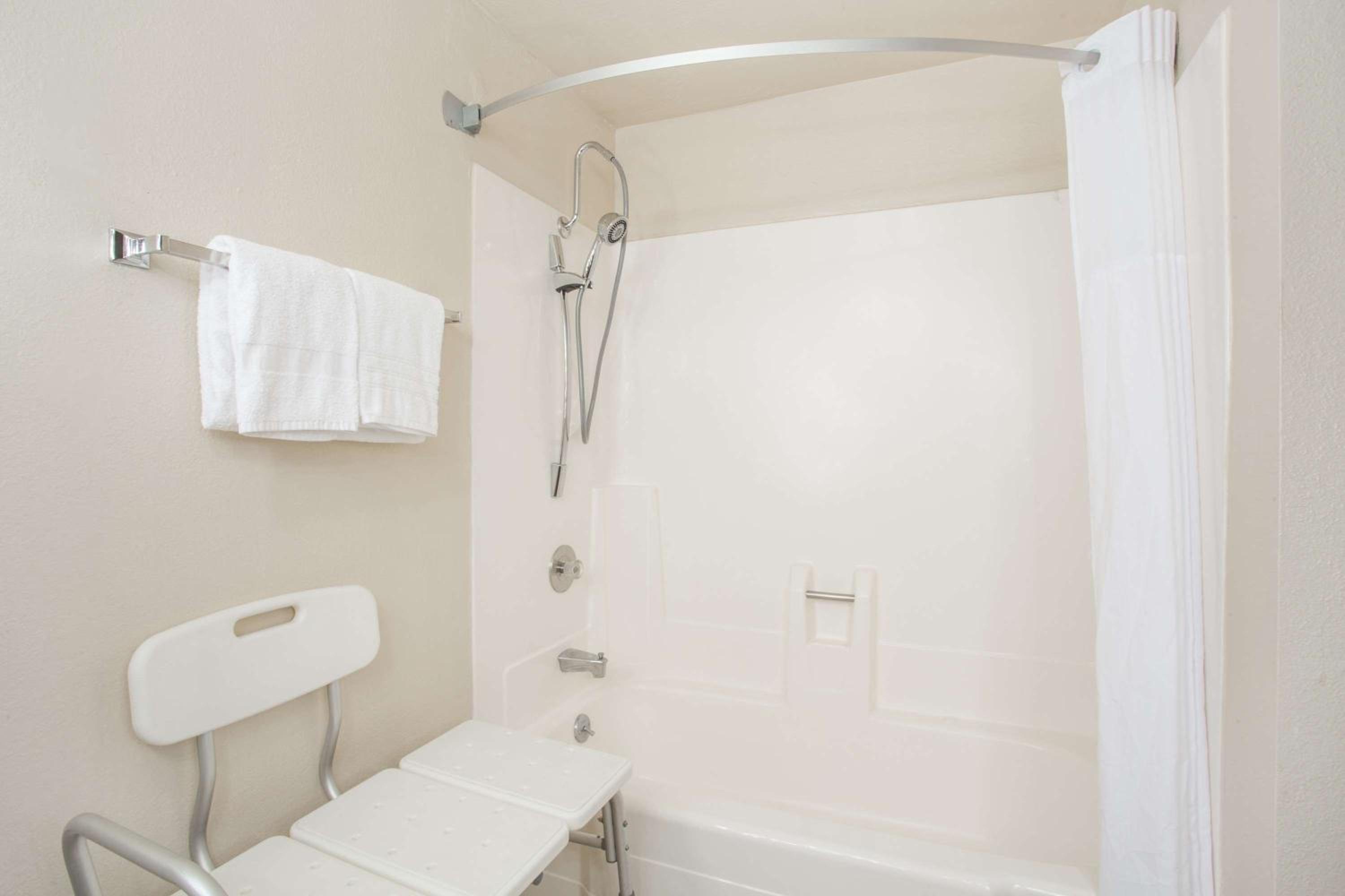 King Room - Disability Access/Non-Smoking photo 3