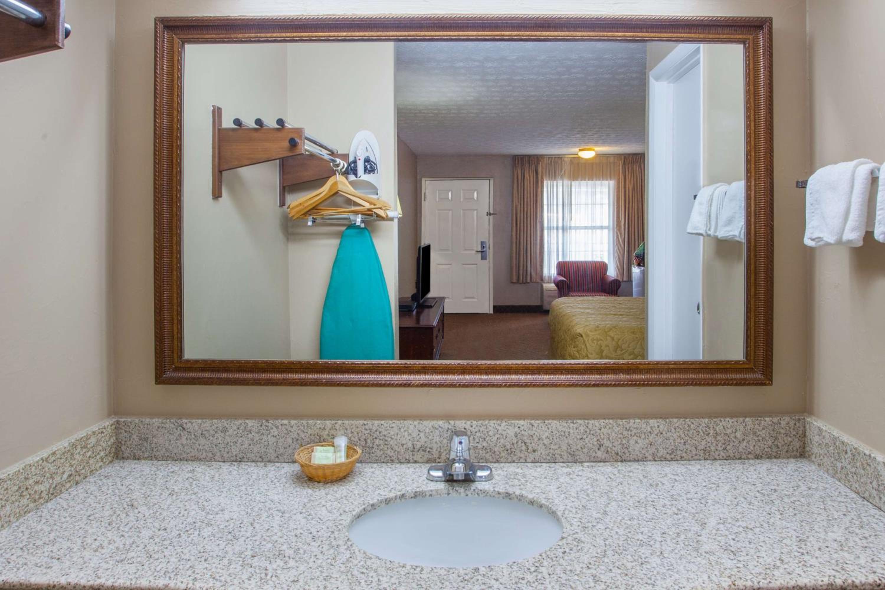King Room - Non-Smoking - Photo 2