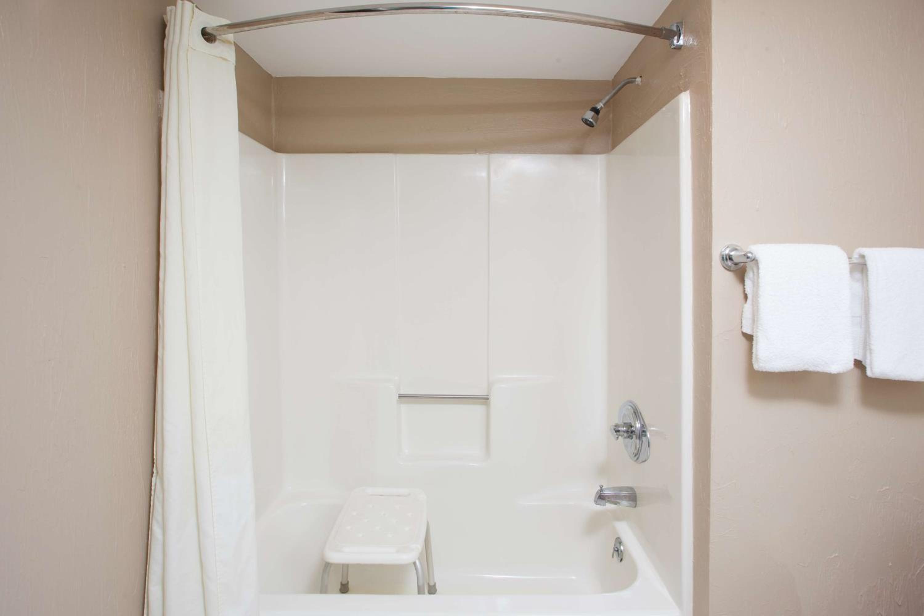 King Room - Non-Smoking - Photo 3