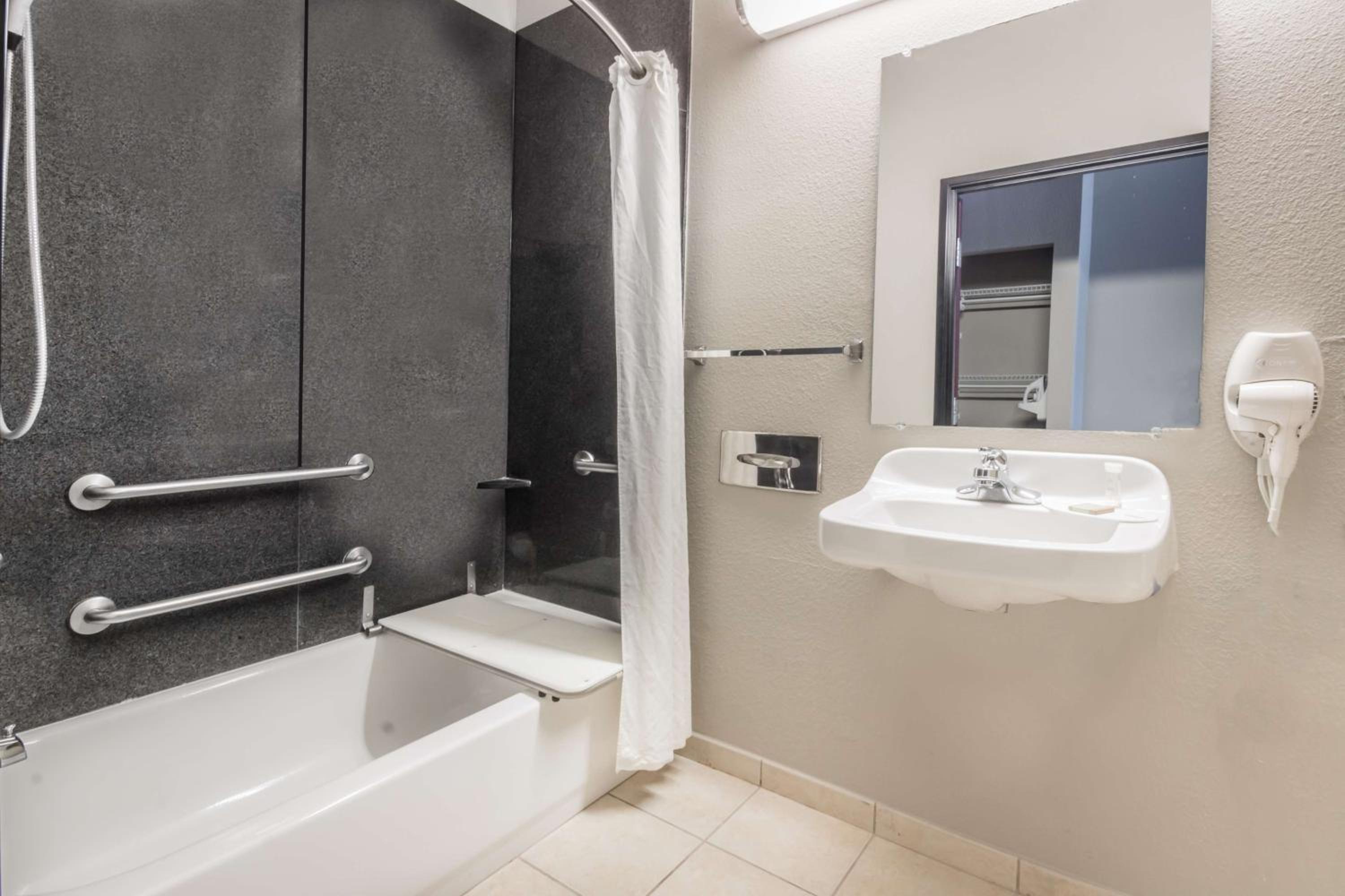 King Room with Bath Tub - Mobility/Hearing Accessible - Non-Smoking - Photo 3