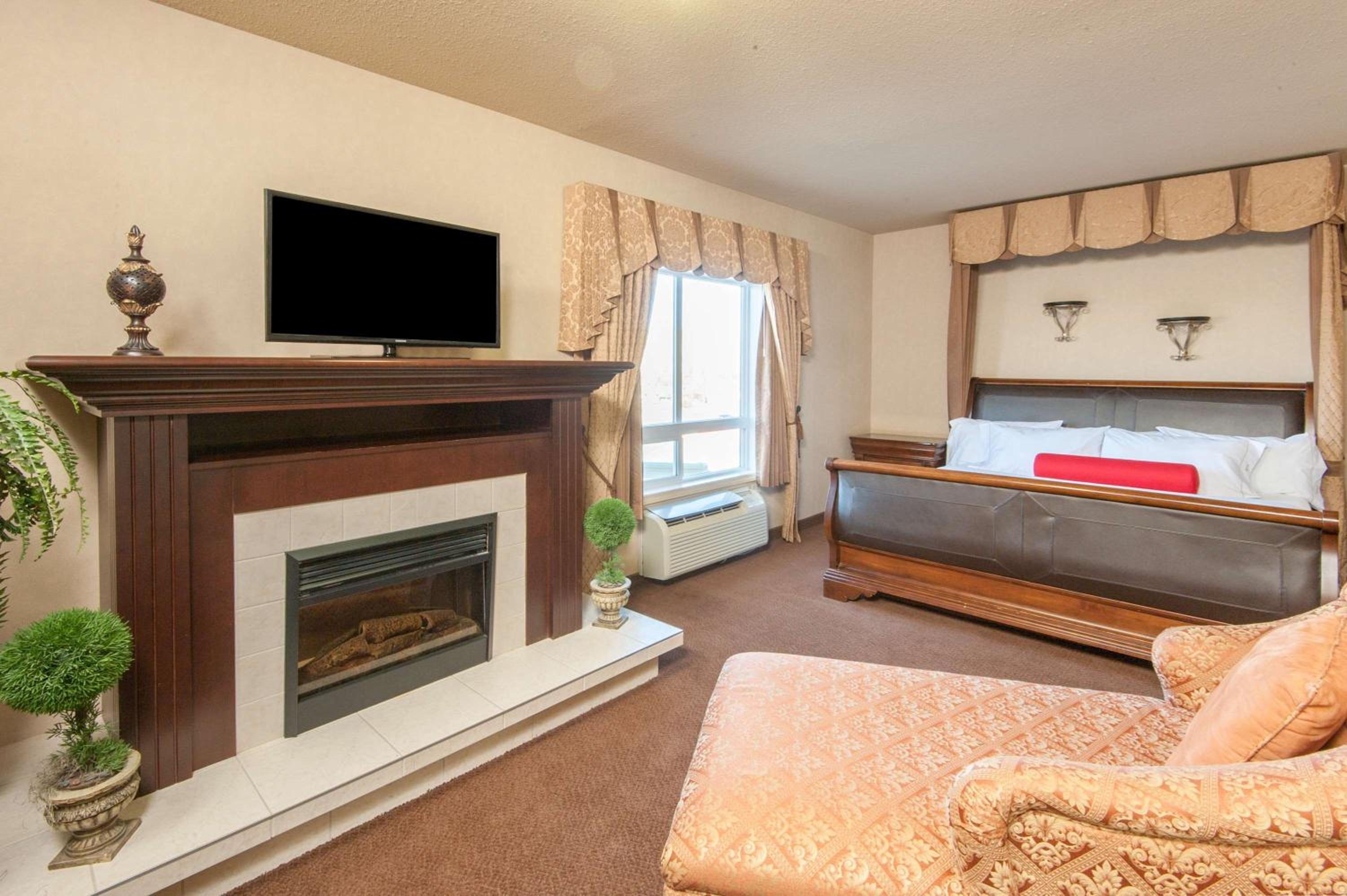 Deluxe King Suite - Non-Smoking