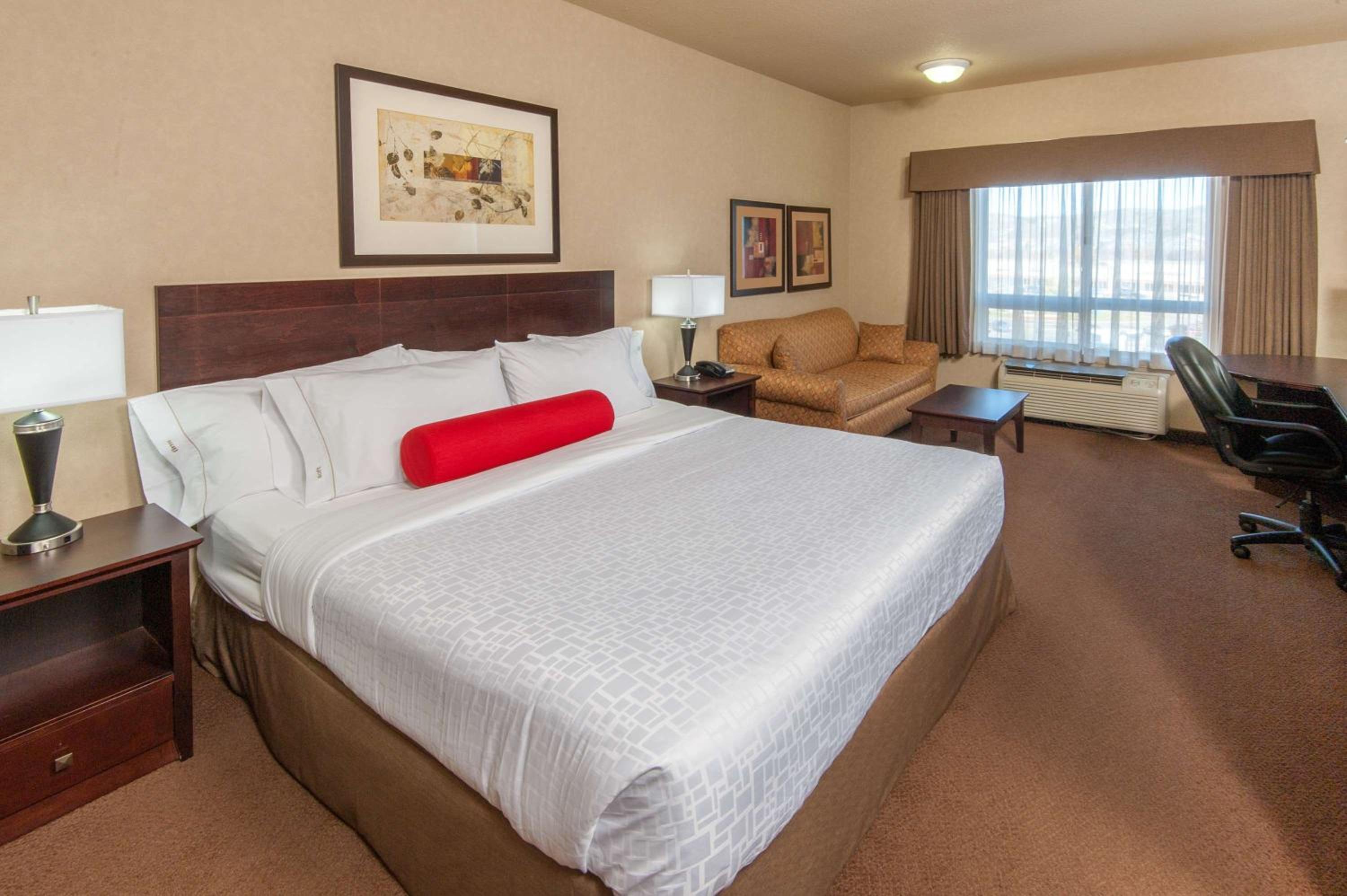 Family Suite with One King Bed and Two Twin Beds - Non-Smoking - Photo 4