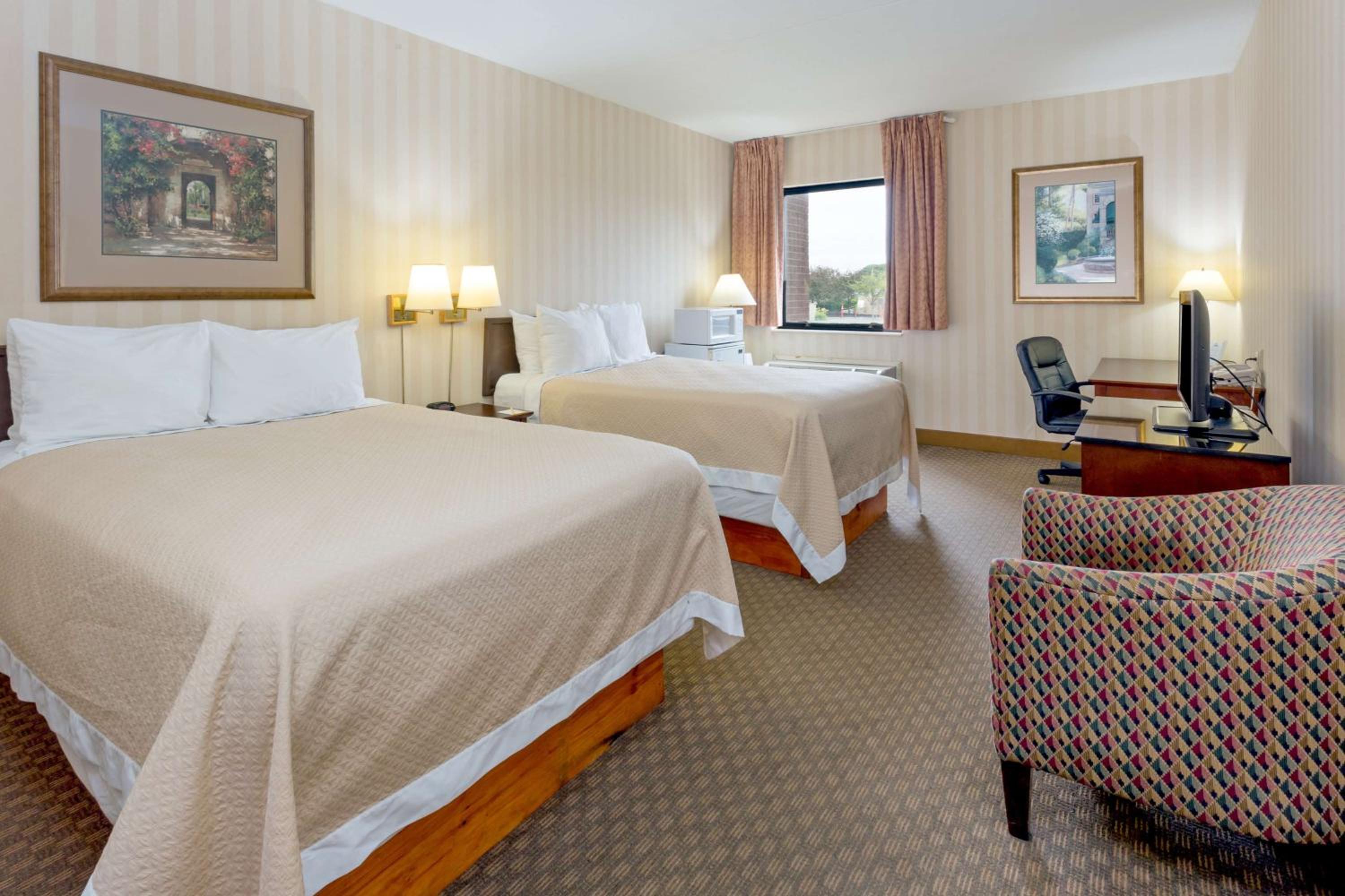 Double Room with Two Double Beds - Non-Smoking - Photo 2