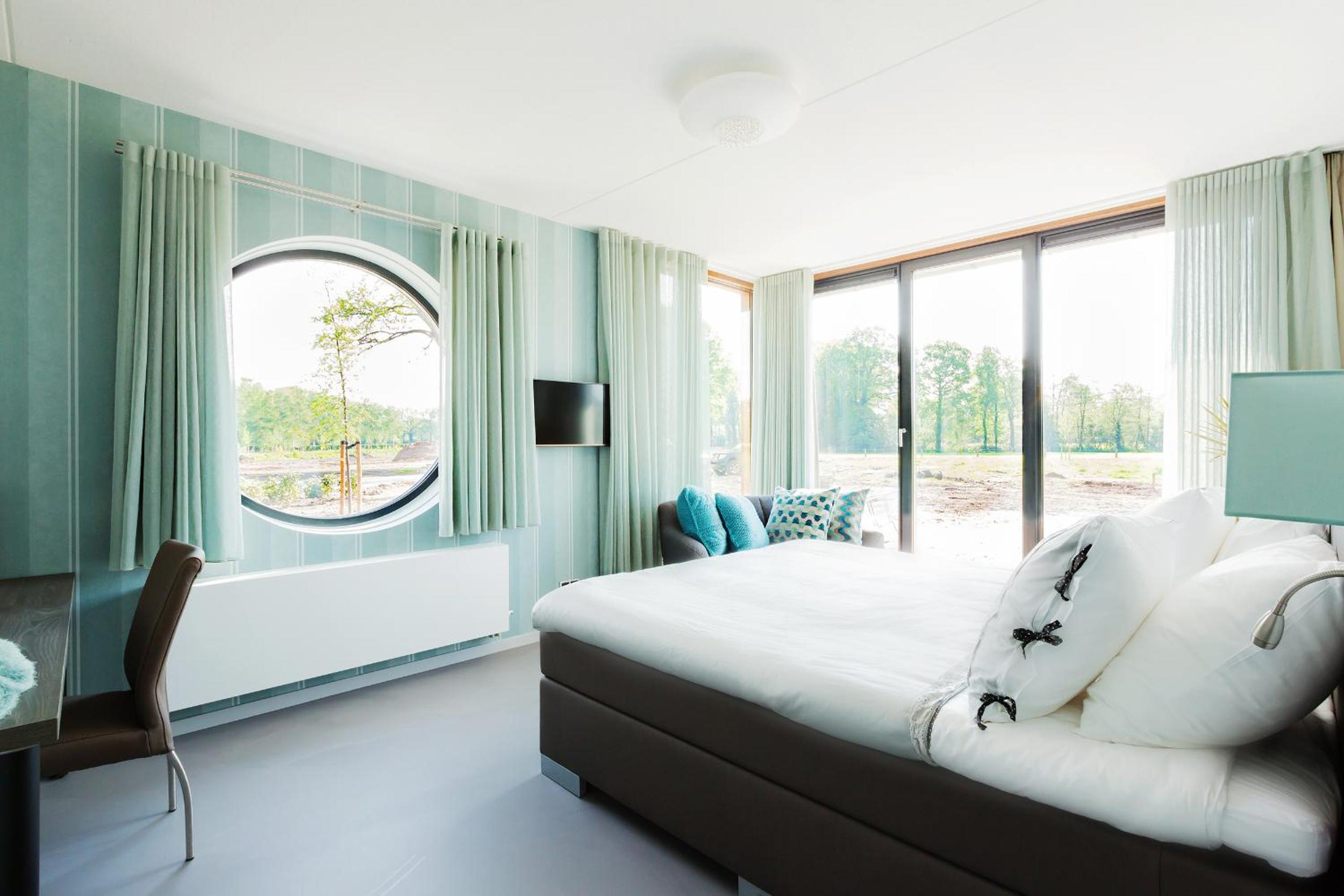 Deluxe King Room - Photo 2