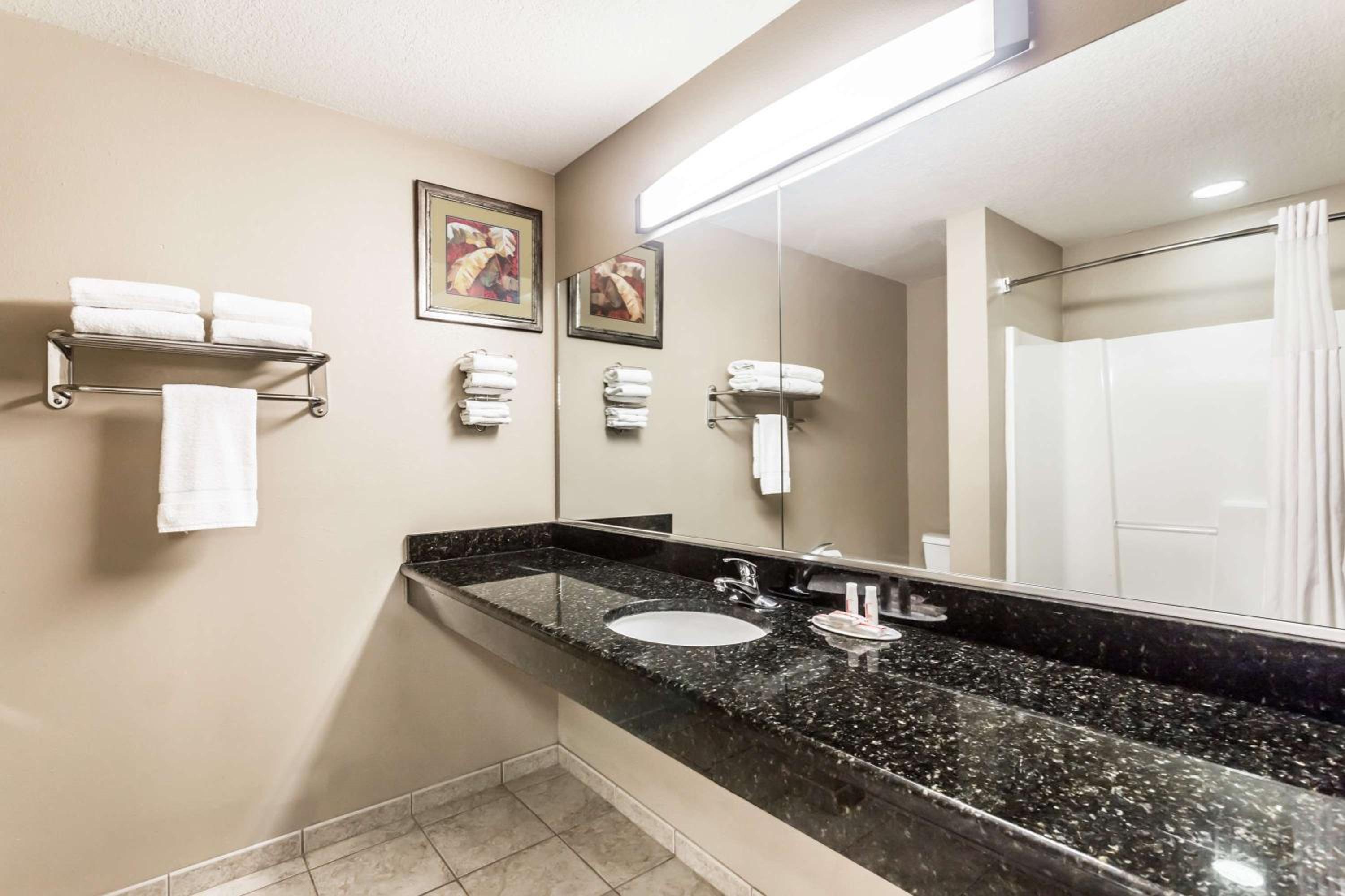 King Room with Bath Tub - Mobility/Hearing Accessible - Non-Smoking - Photo 34