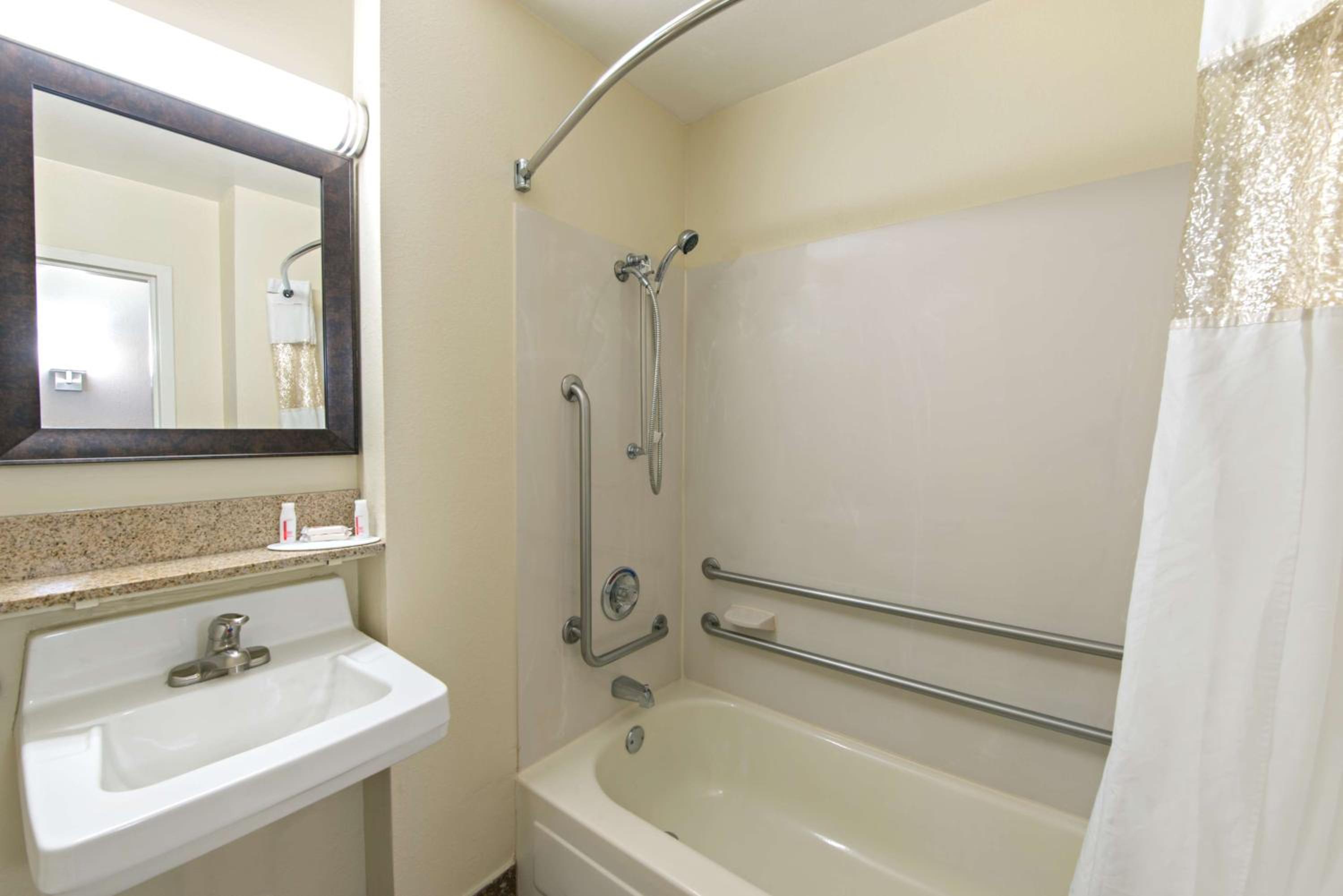 King Room - Mobility Accessible/Non-Smoking - Photo 4