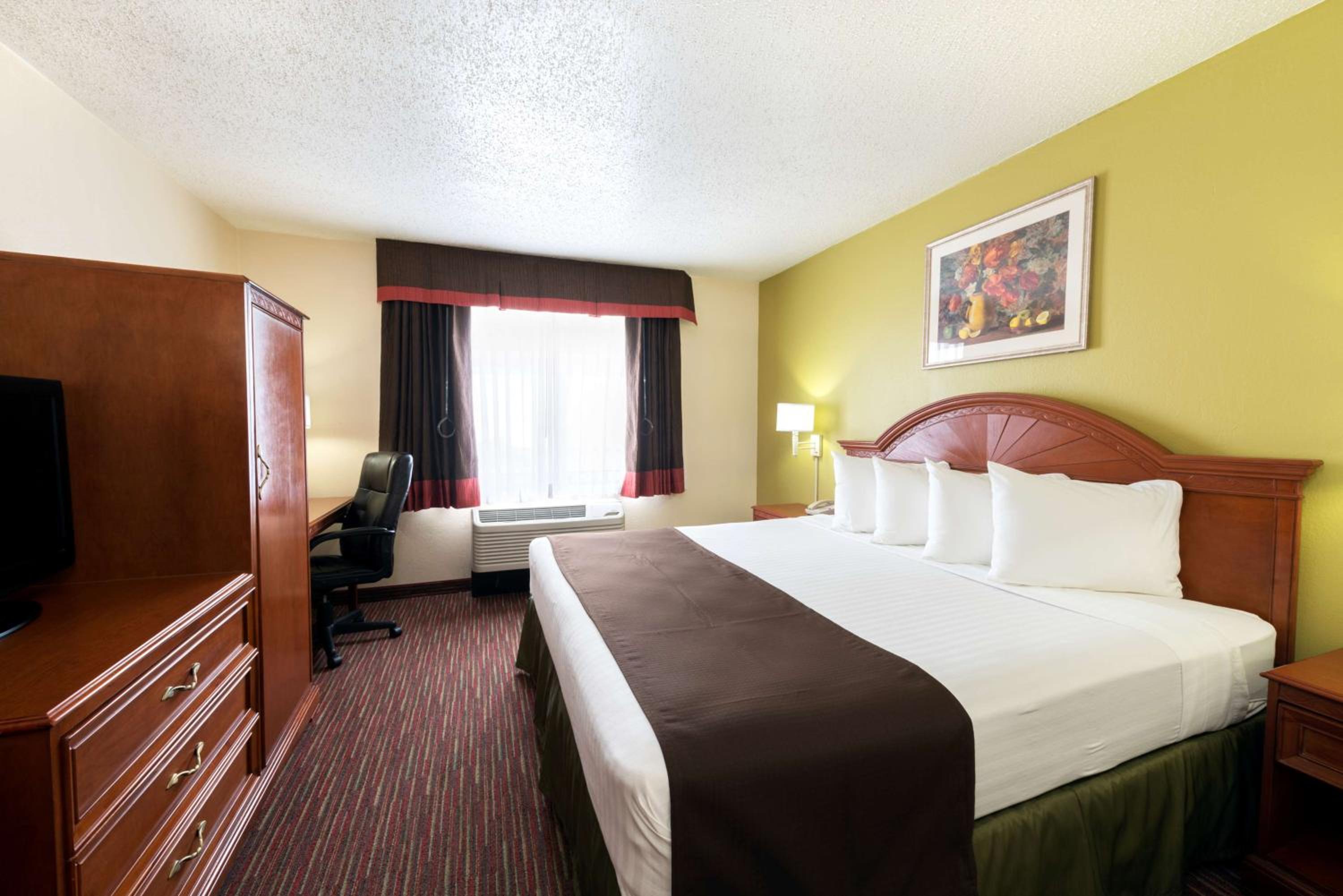 King Room - Non-Smoking - Photo 3