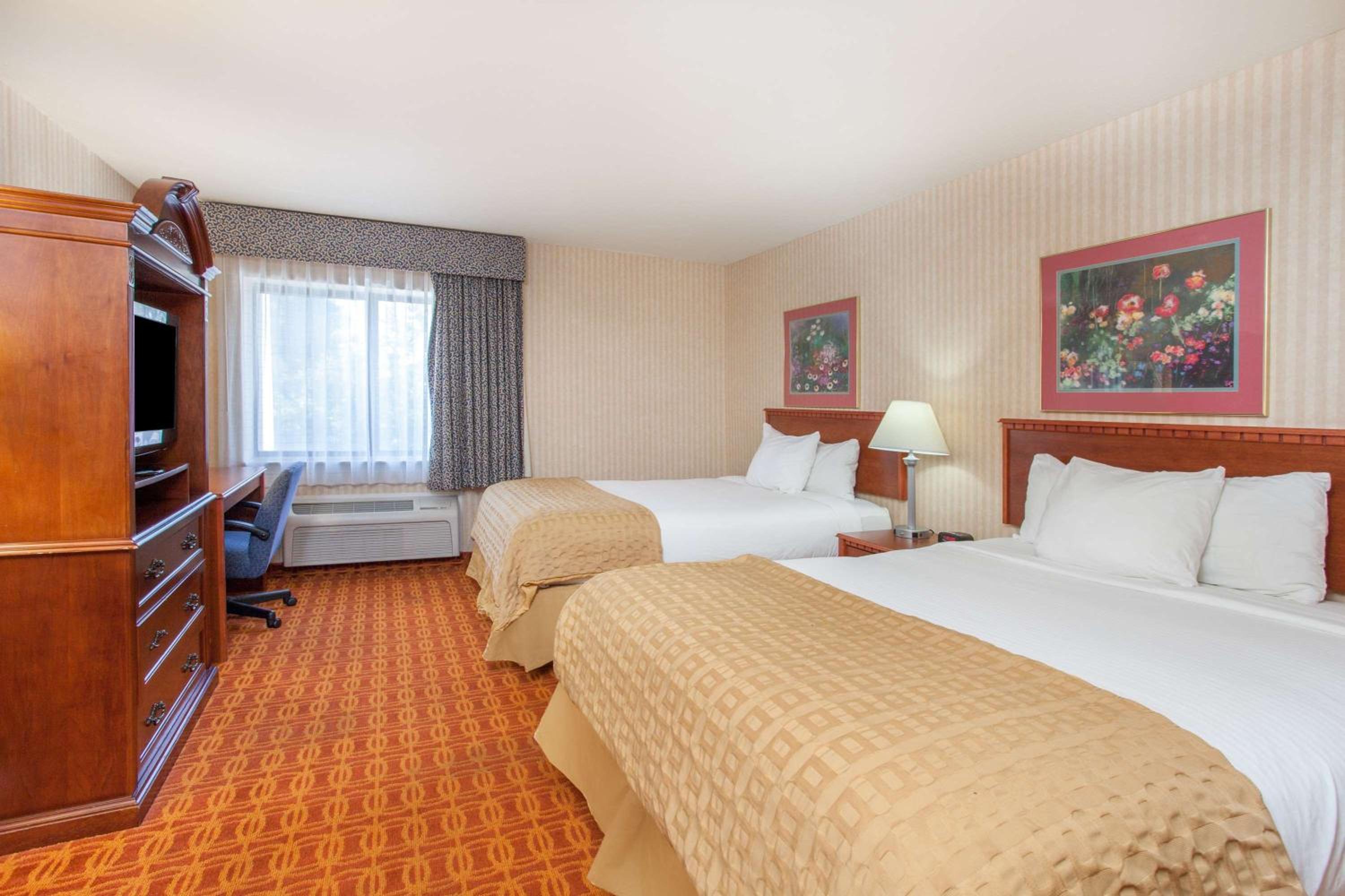 Queen Room with Two Queen Beds - Non-Smoking - Photo 1