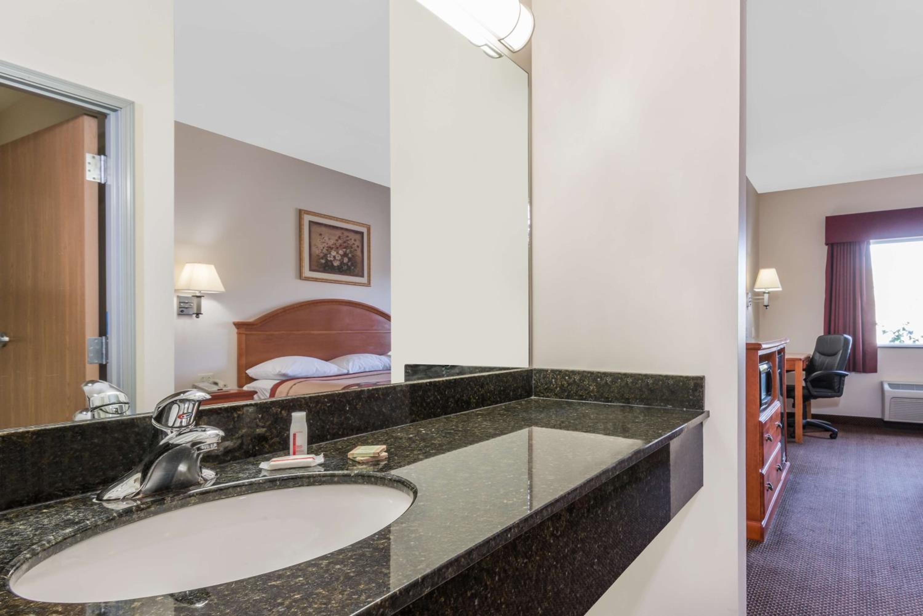 King Room - Non-Smoking - Photo 2