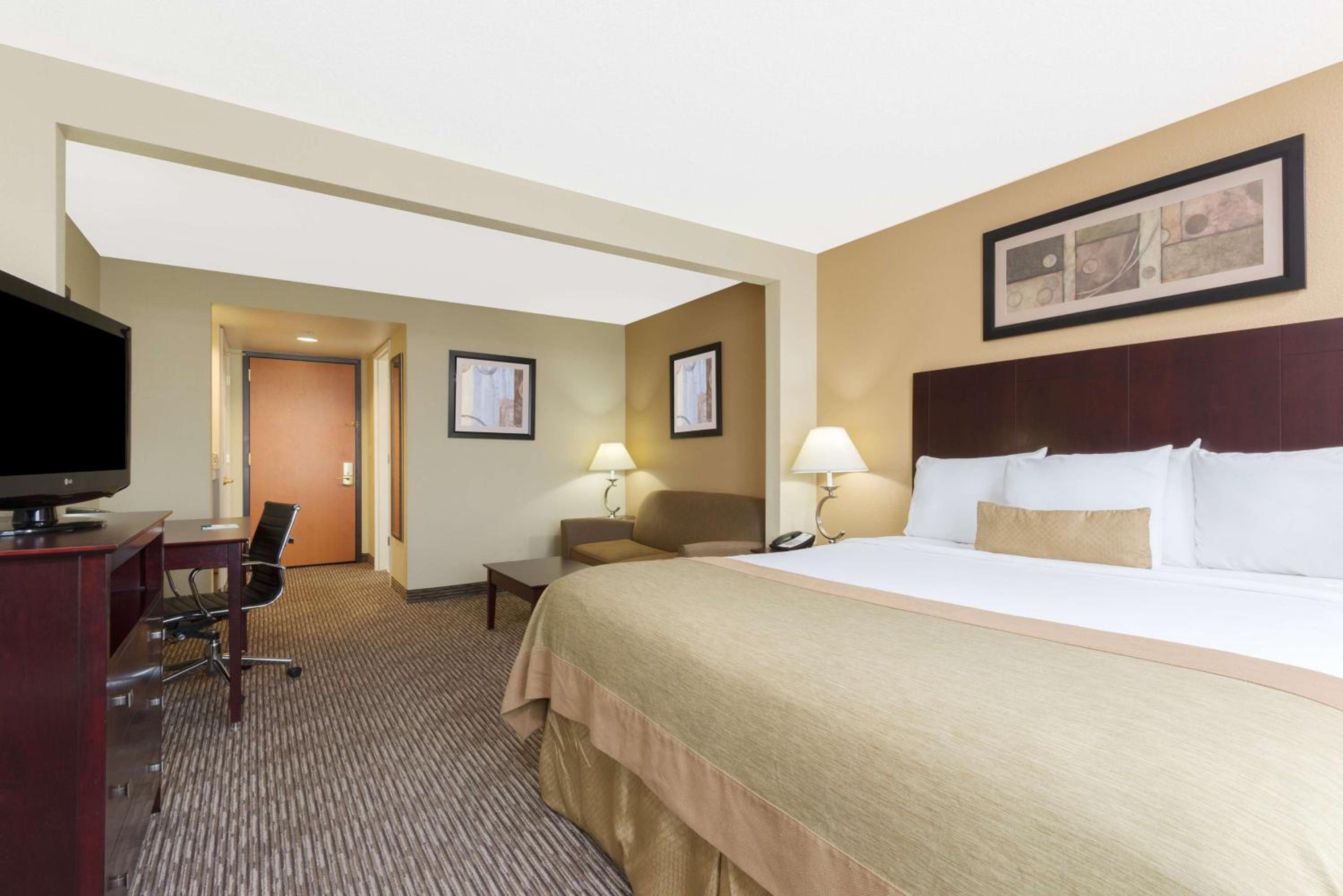Deluxe King Room - Non-Smoking - Photo 1