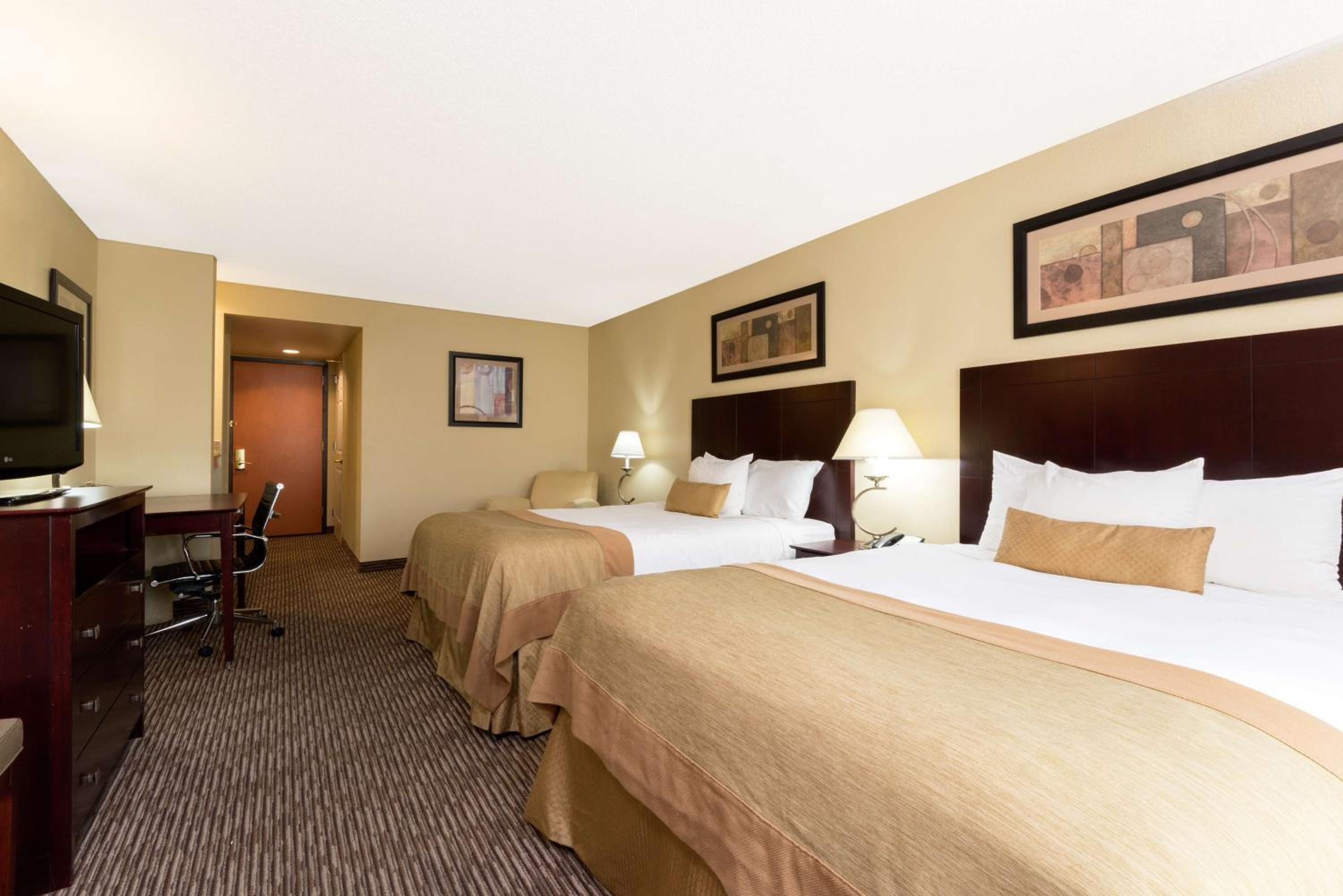 Queen Room with Two Queen Beds - Non-Smoking - Photo 2