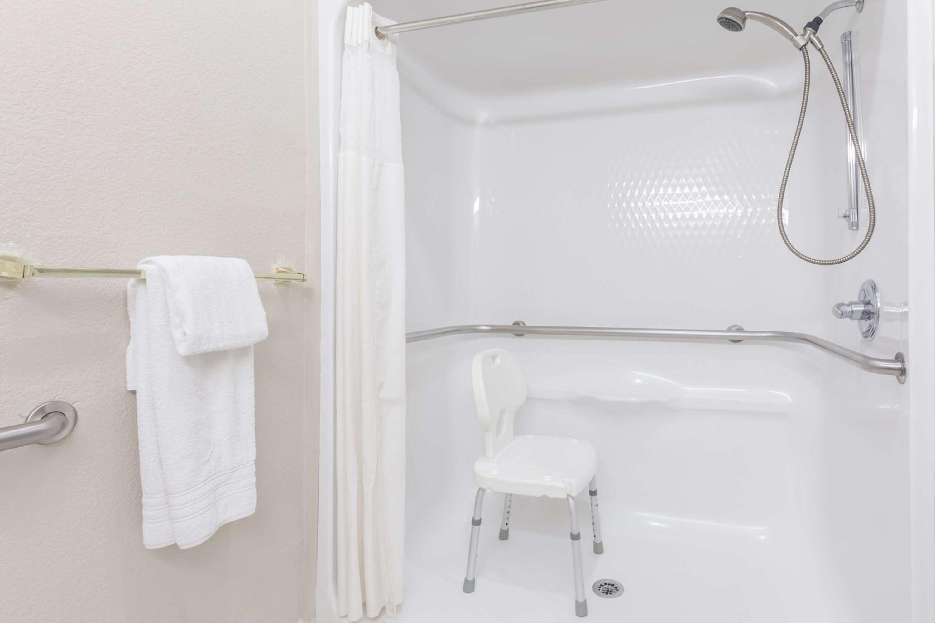 1 Queen Bed, Accessible Room, Non-Smoking photo 2