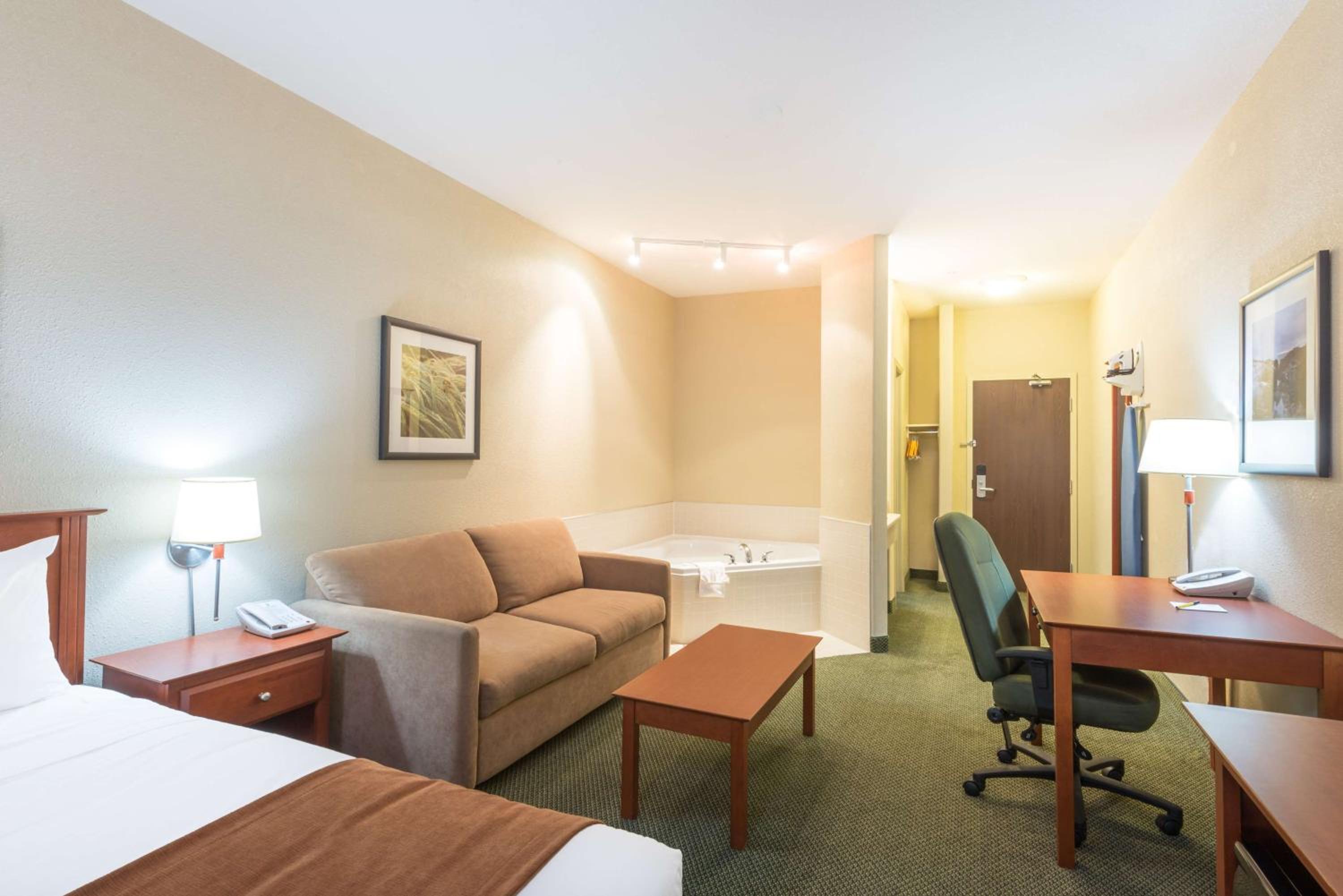 Deluxe King Room - Non-Smoking - Photo 3