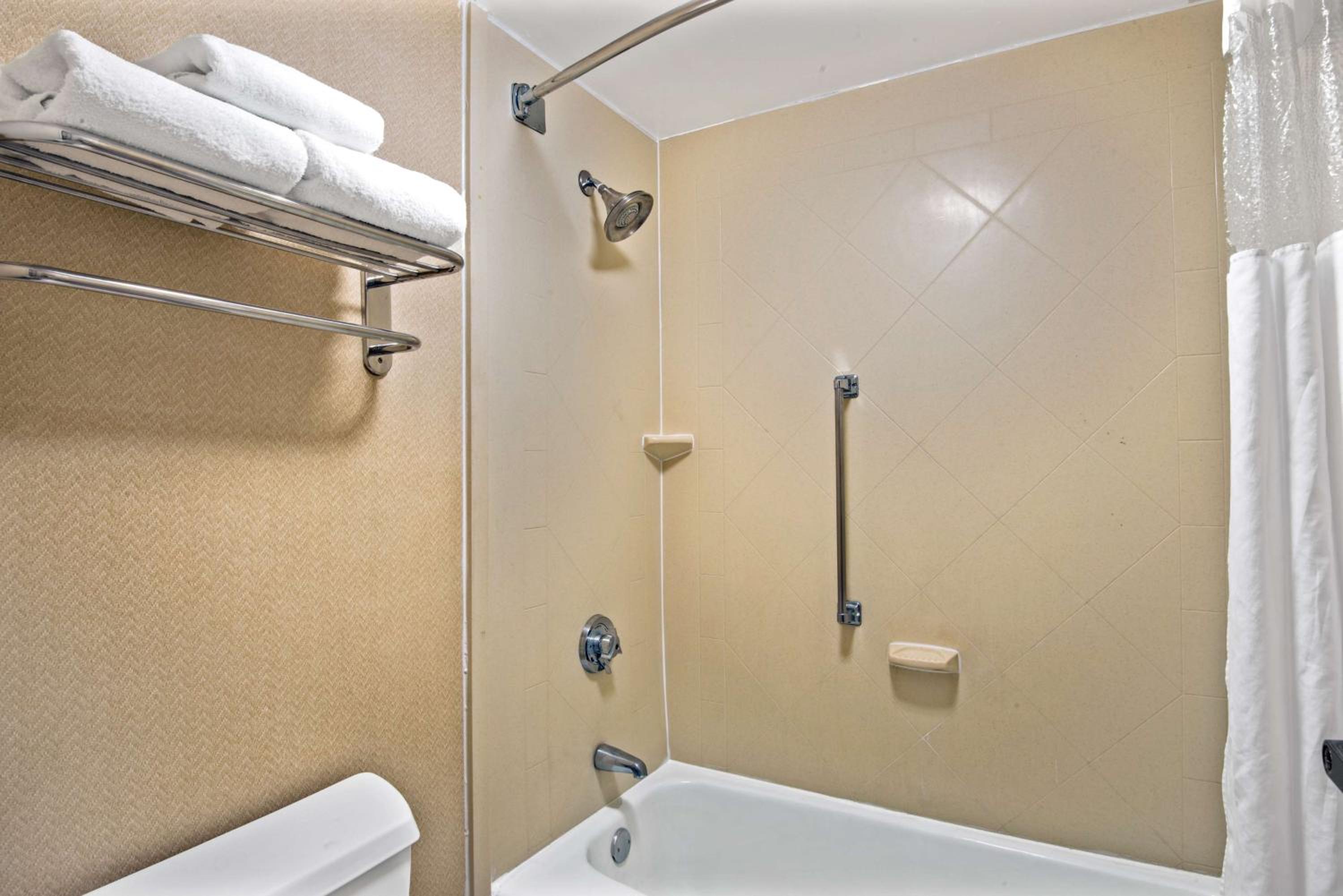 King Room - Non-Smoking - Photo 3